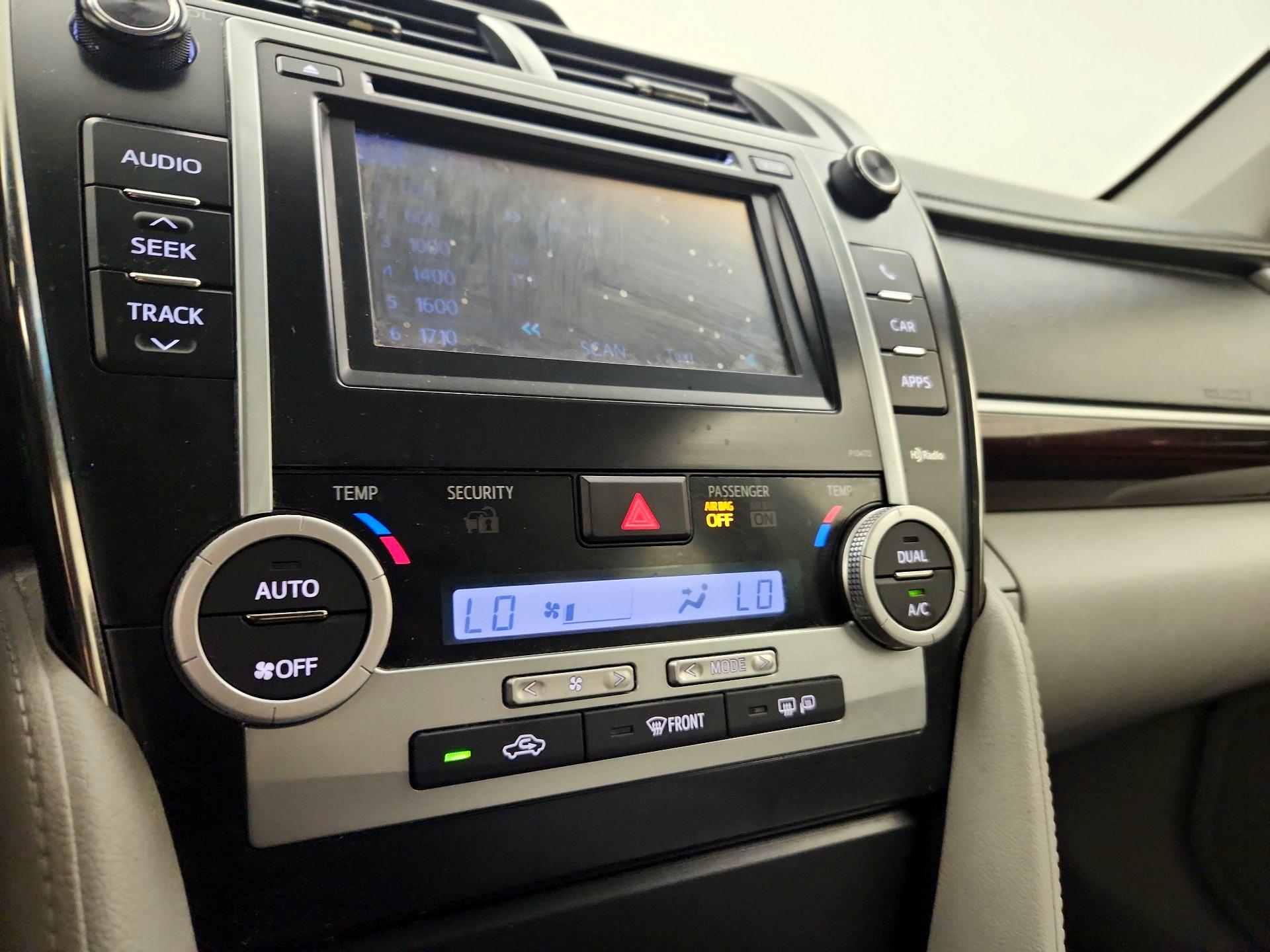 Thumbnail: 2014 Toyota Camry - 16