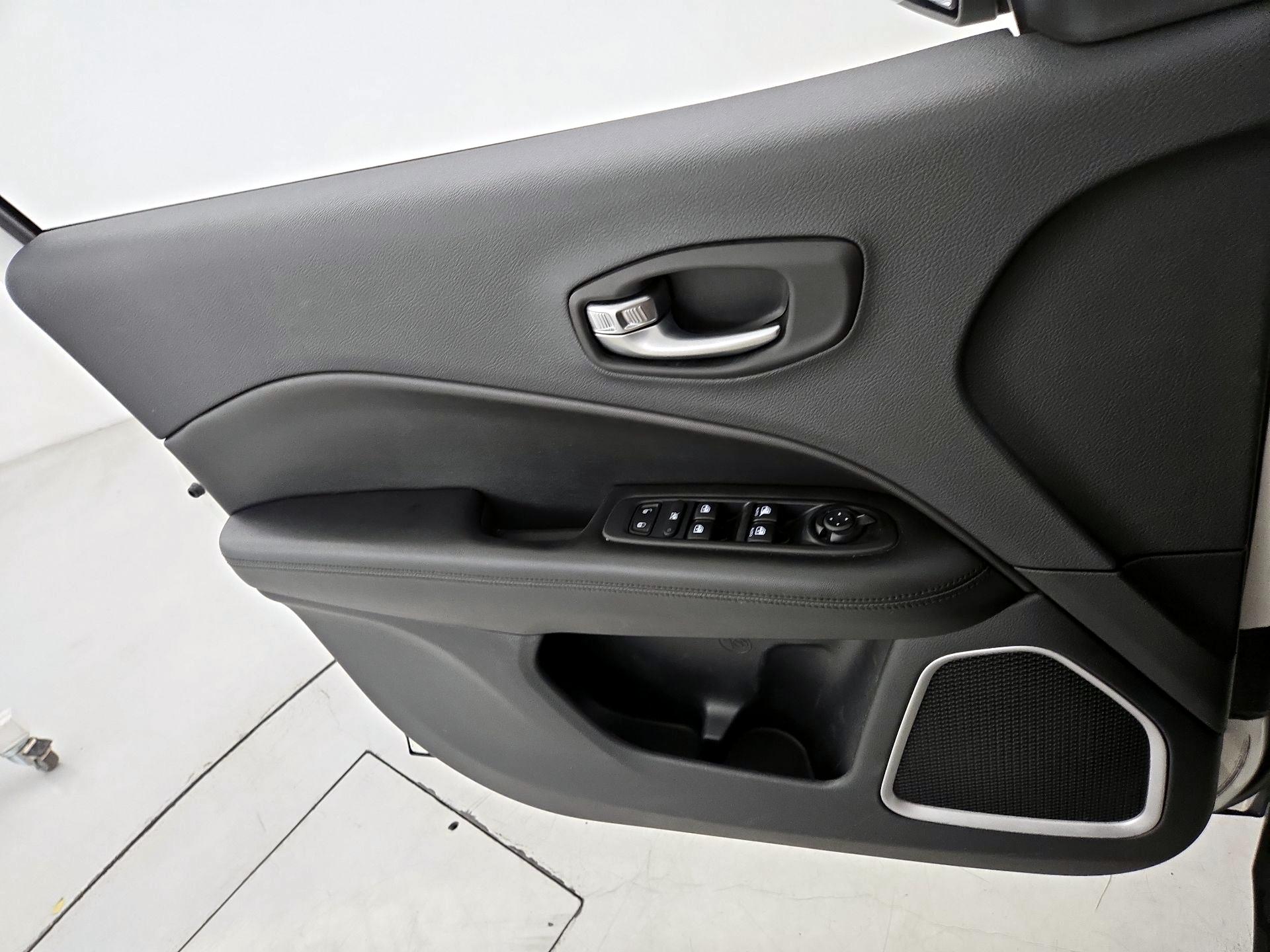 Thumbnail: 2021 Jeep Compass - 12