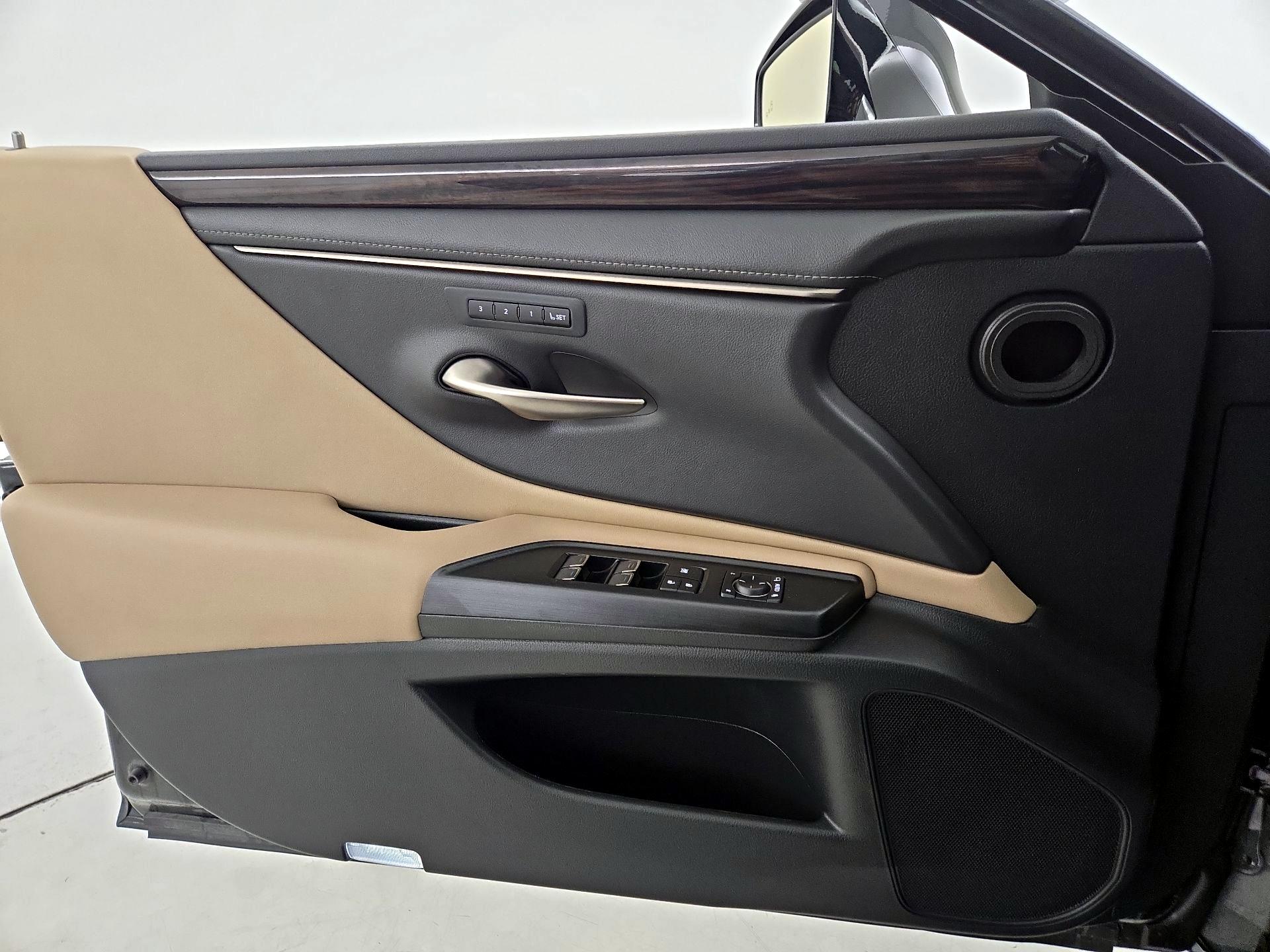 Thumbnail: 2021 Lexus ES - 12