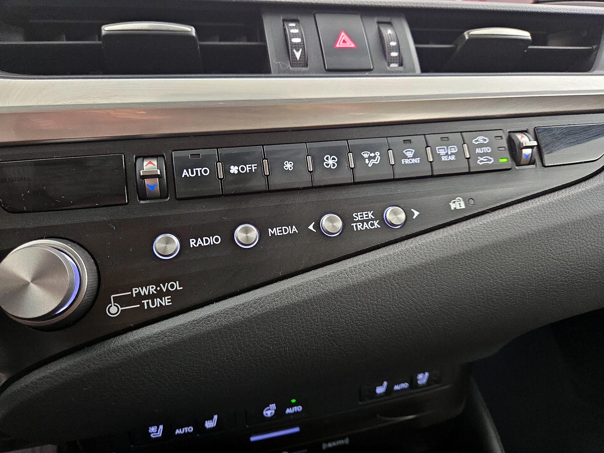 Thumbnail: 2021 Lexus ES - 17