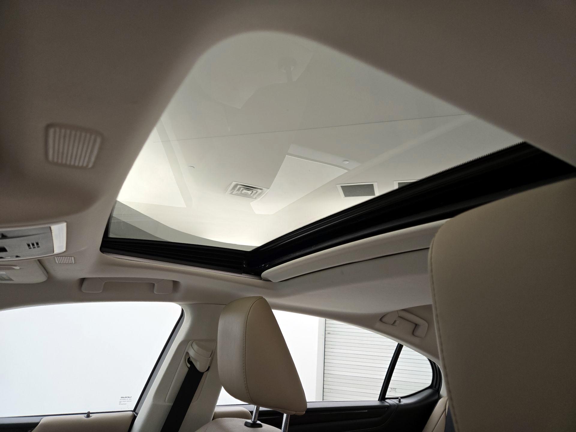 Thumbnail: 2021 Lexus ES - 20