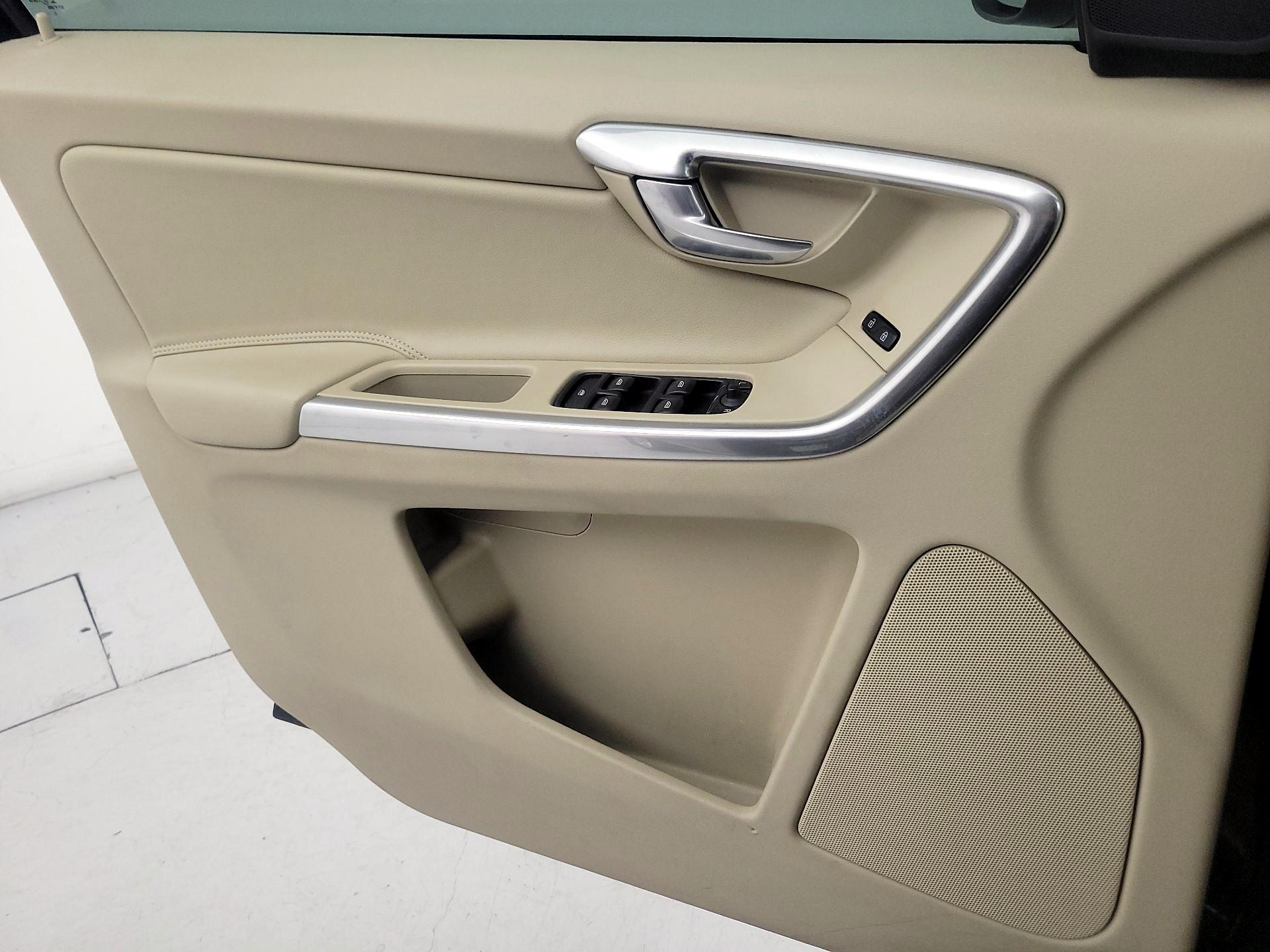 Thumbnail: 2016 Volvo XC60 - 12