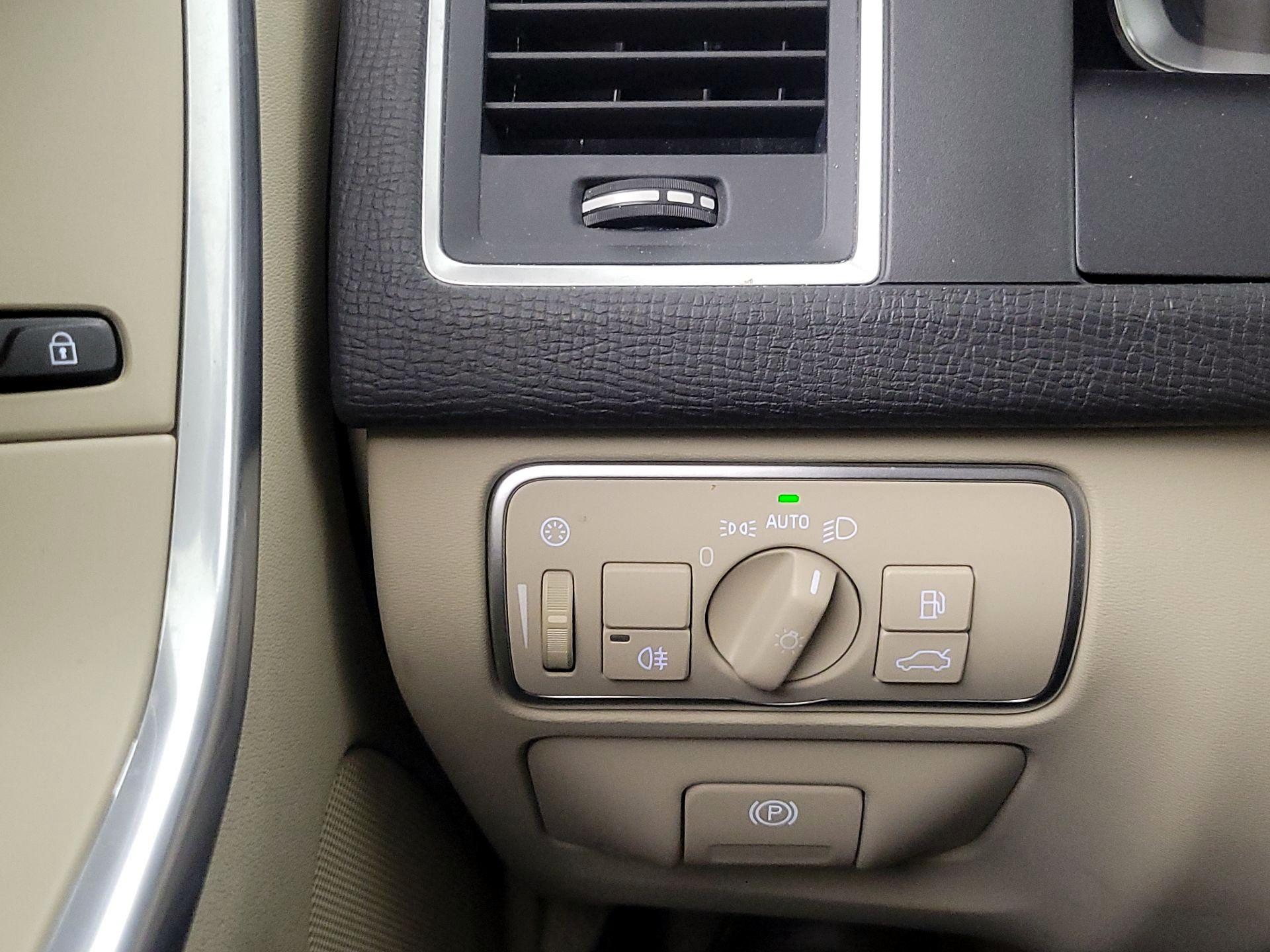 Thumbnail: 2016 Volvo XC60 - 13