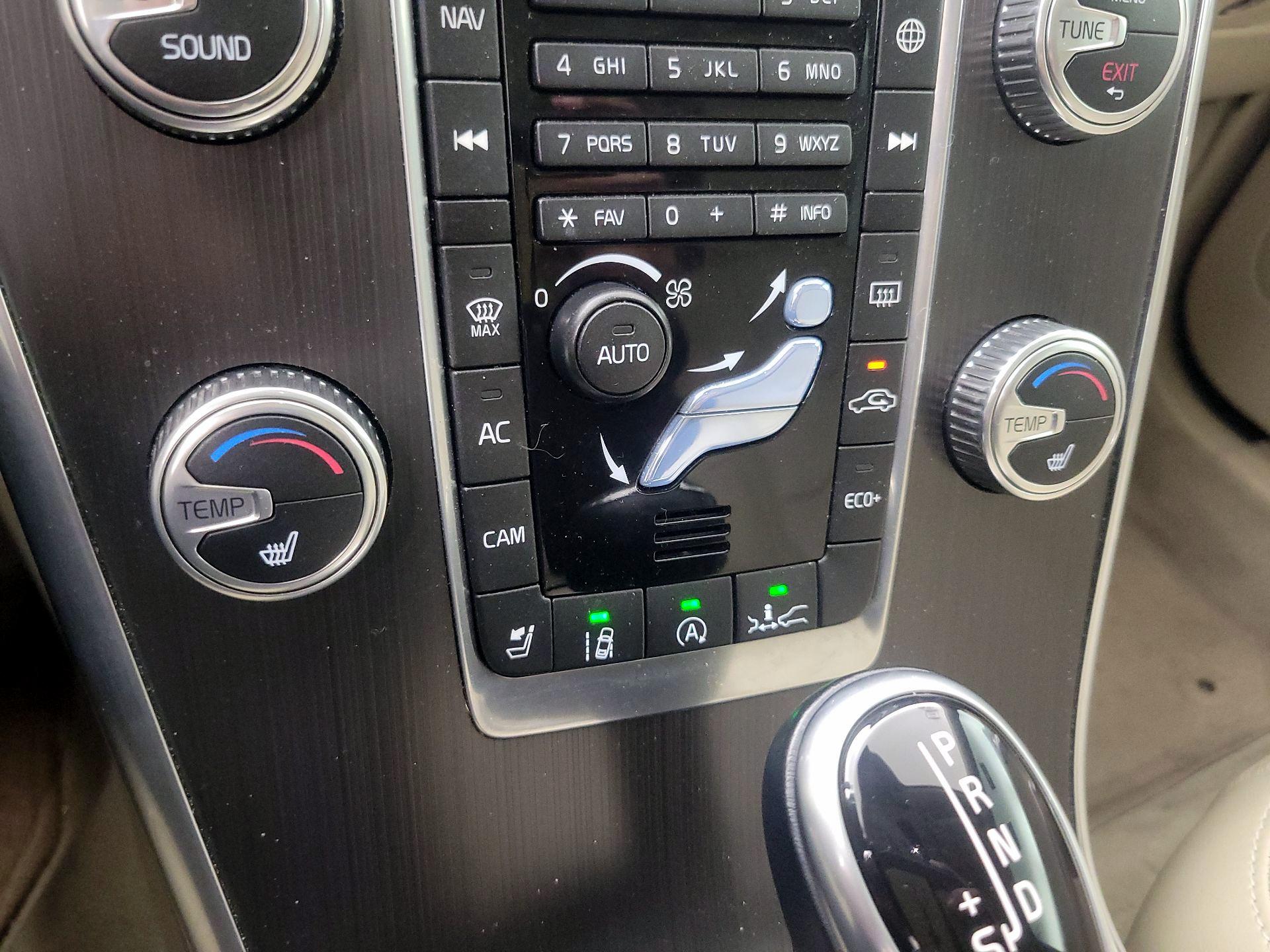 Thumbnail: 2016 Volvo XC60 - 16