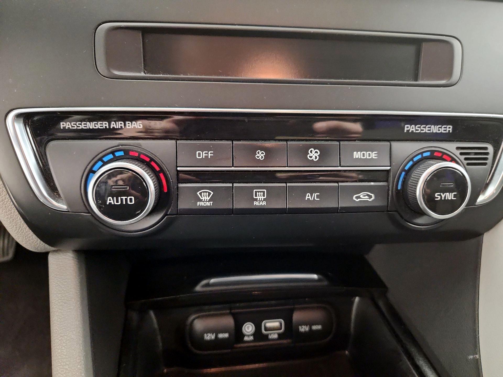 Thumbnail: 2016 Kia Optima - 16