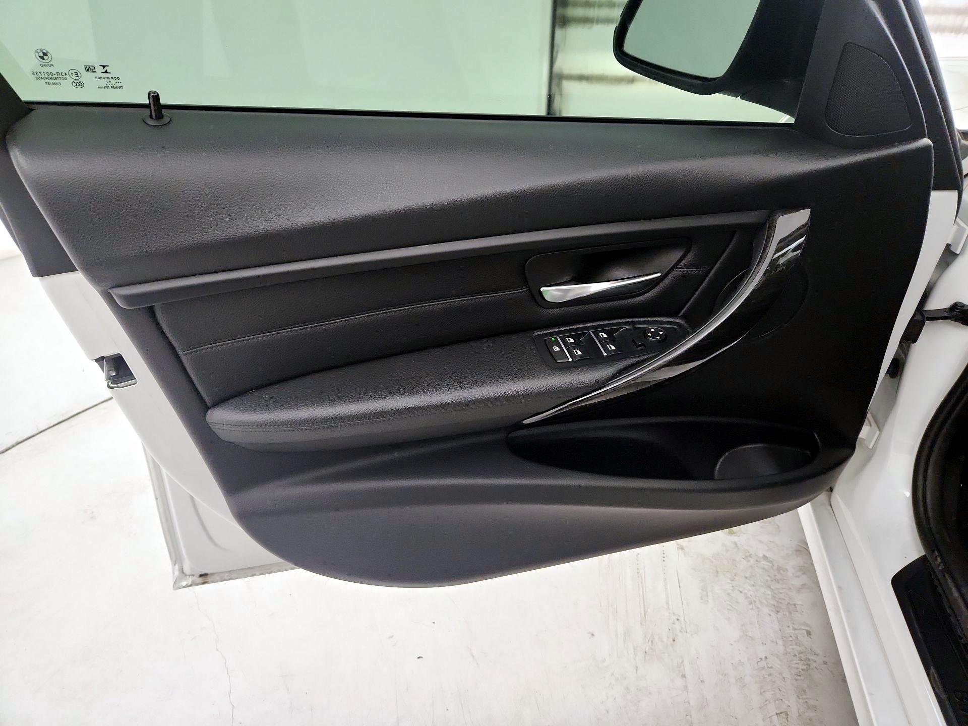 Thumbnail: 2017 BMW 3 Series - 12