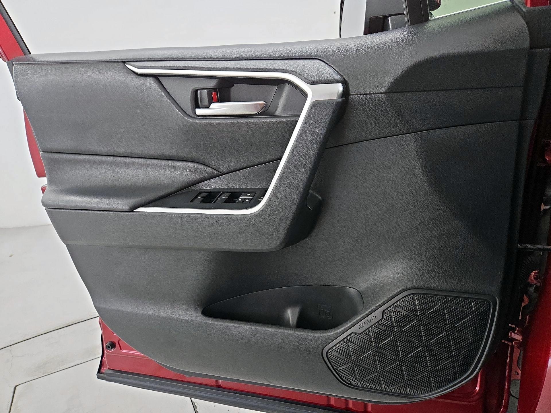 Thumbnail: 2019 Toyota RAV4 - 12