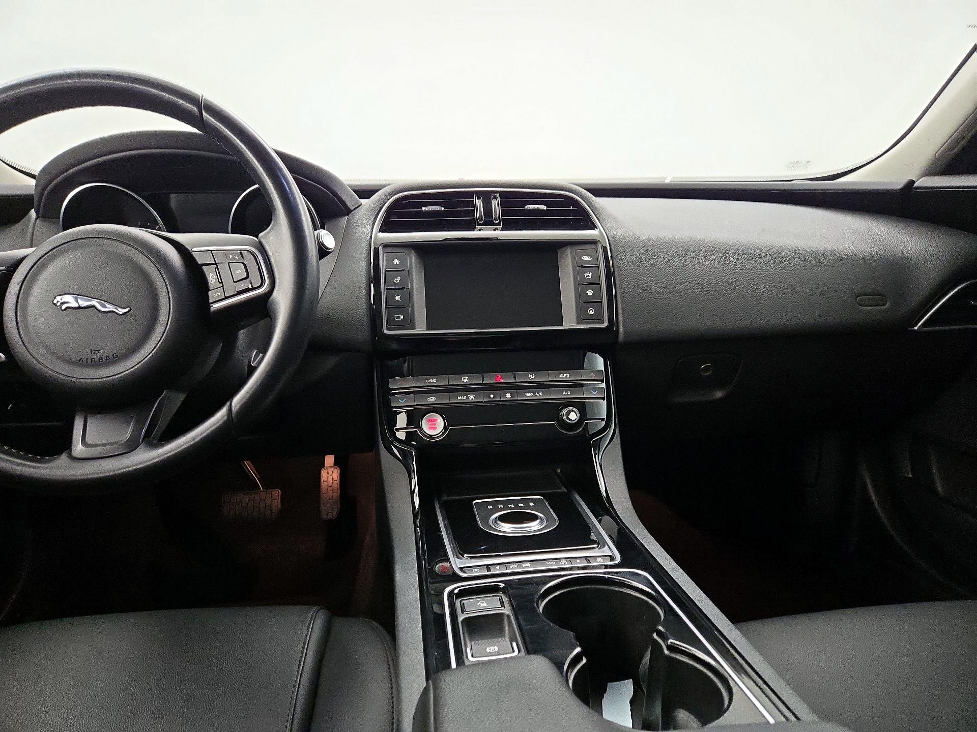 Thumbnail: 2017 Jaguar XE - 9