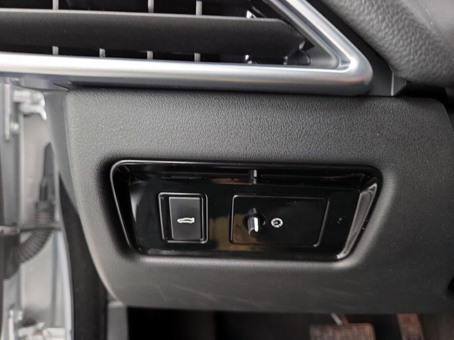 Thumbnail: 2017 Jaguar XE - 13