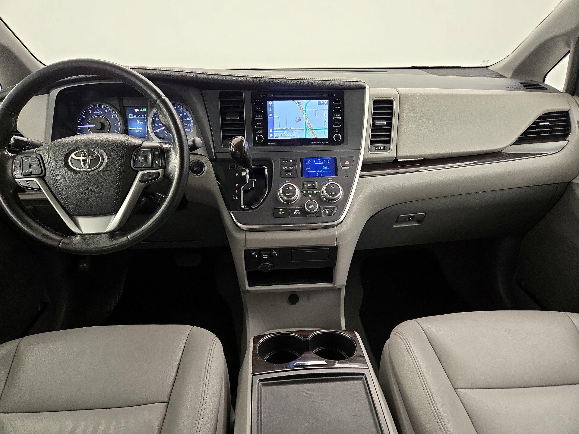 Thumbnail: 2018 Toyota Sienna - 9