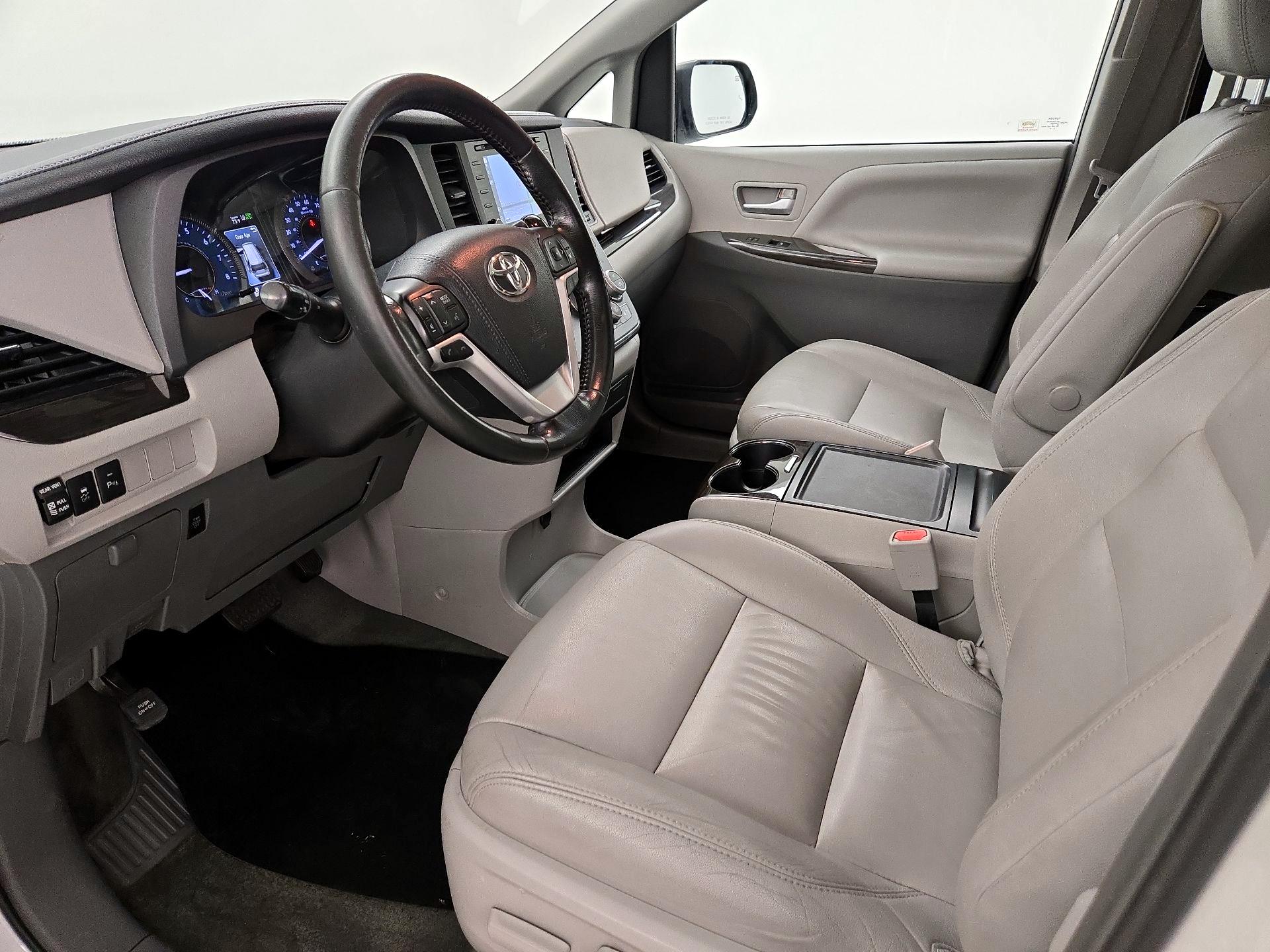 Thumbnail: 2018 Toyota Sienna - 11