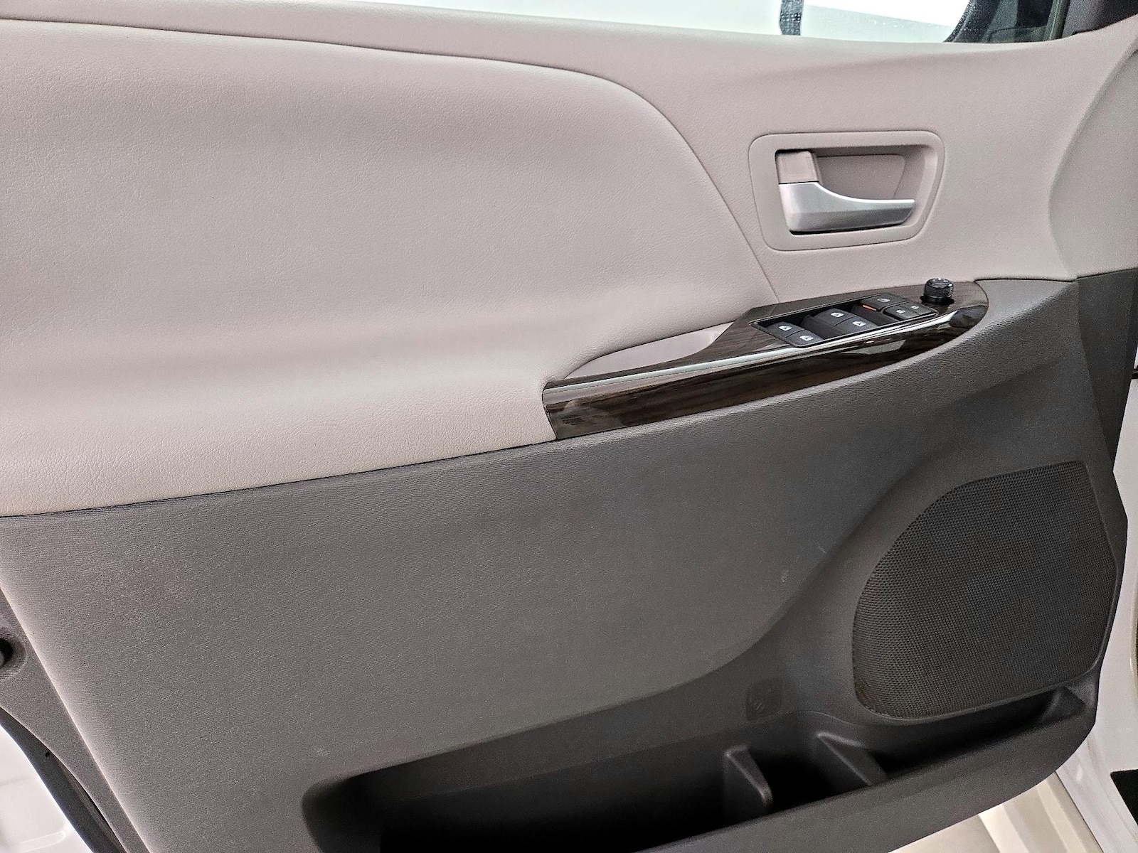 2018 Toyota Sienna XLE - Photo 13