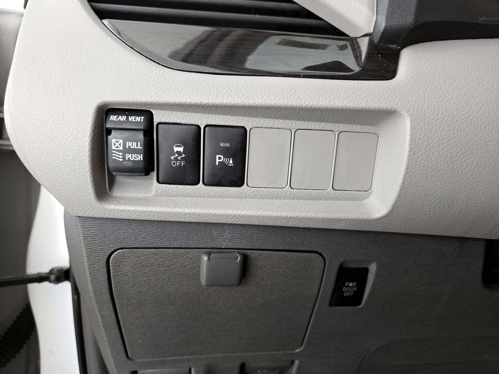 2018 Toyota Sienna XLE - Photo 14