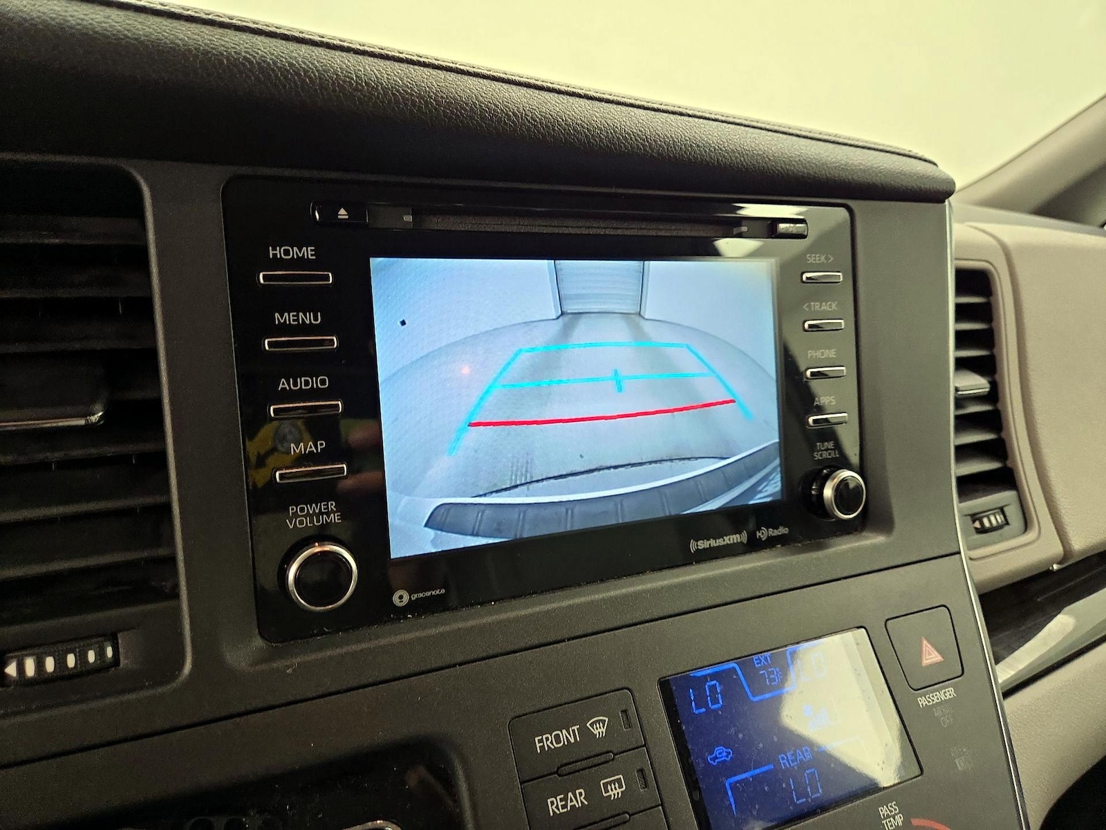 2018 Toyota Sienna XLE - Photo 16
