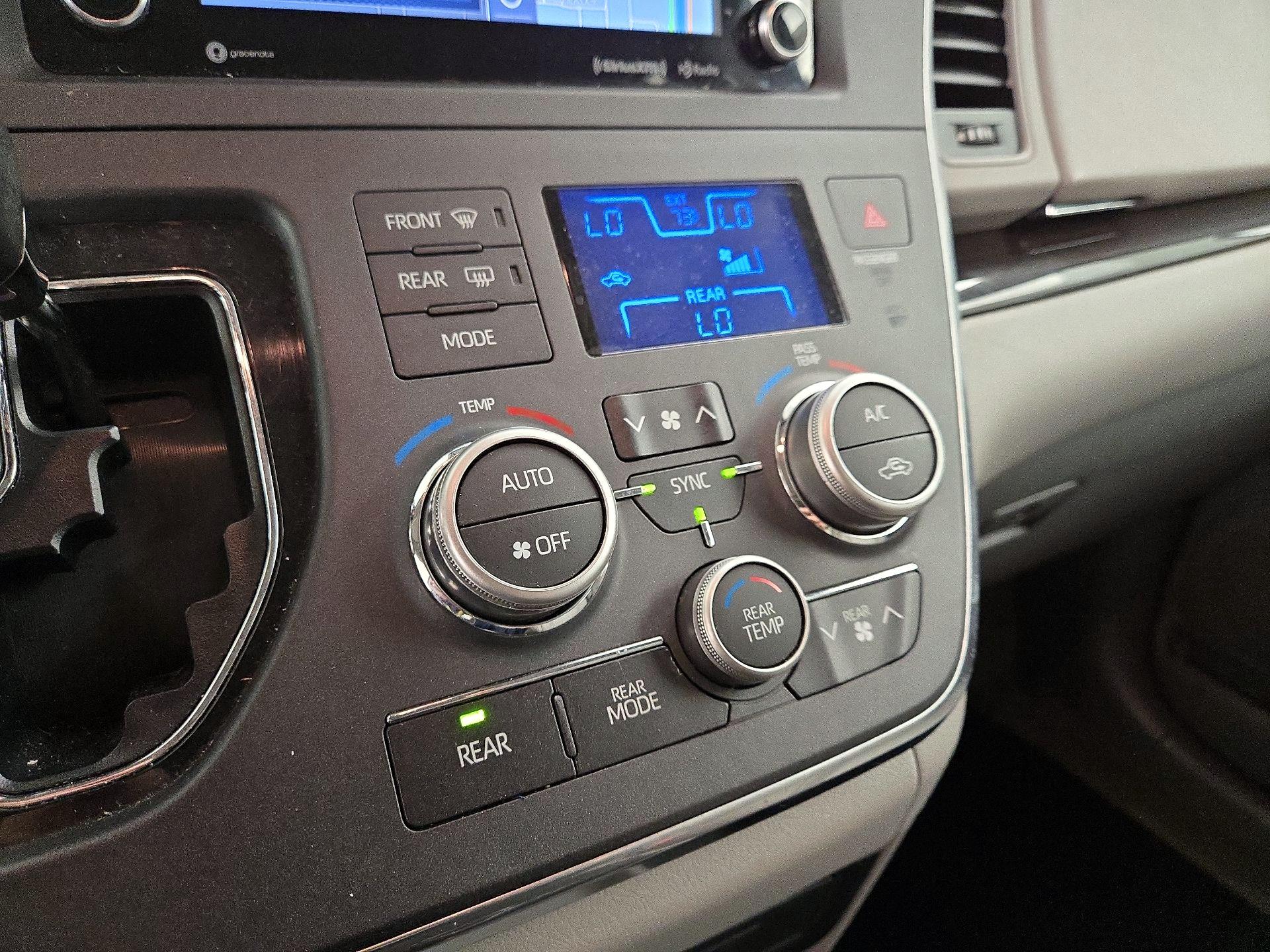 Thumbnail: 2018 Toyota Sienna - 17