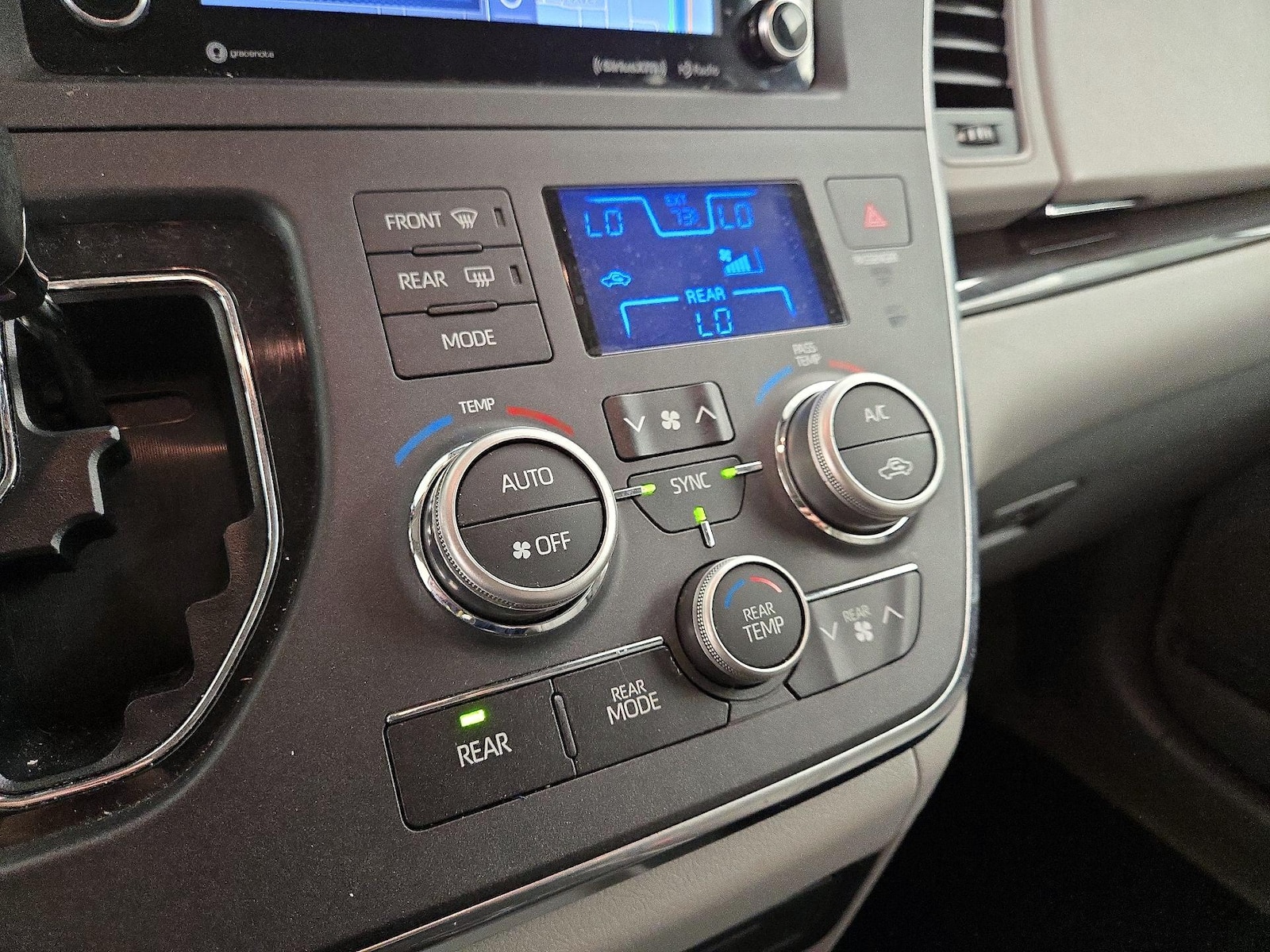 2018 Toyota Sienna XLE - Photo 18