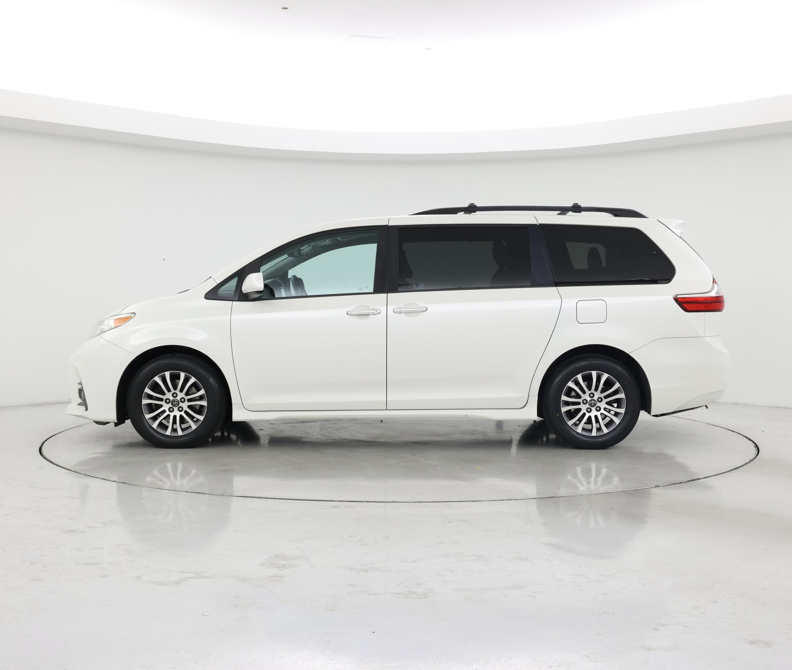 Thumbnail: 2018 Toyota Sienna - 3
