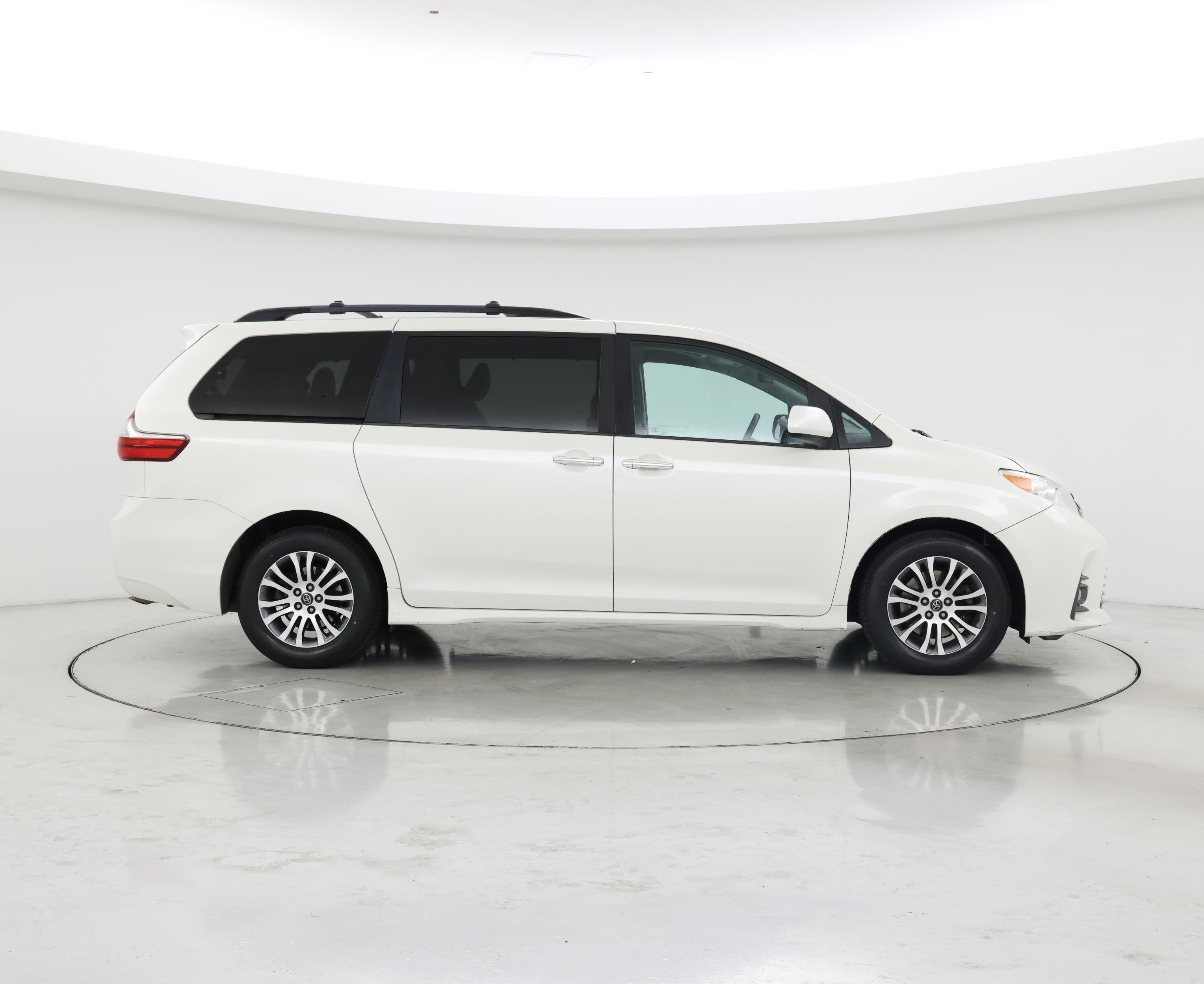 Thumbnail: 2018 Toyota Sienna - 7