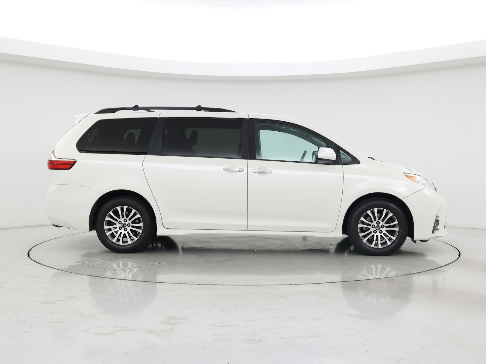 2018 Toyota Sienna XLE - Photo 8