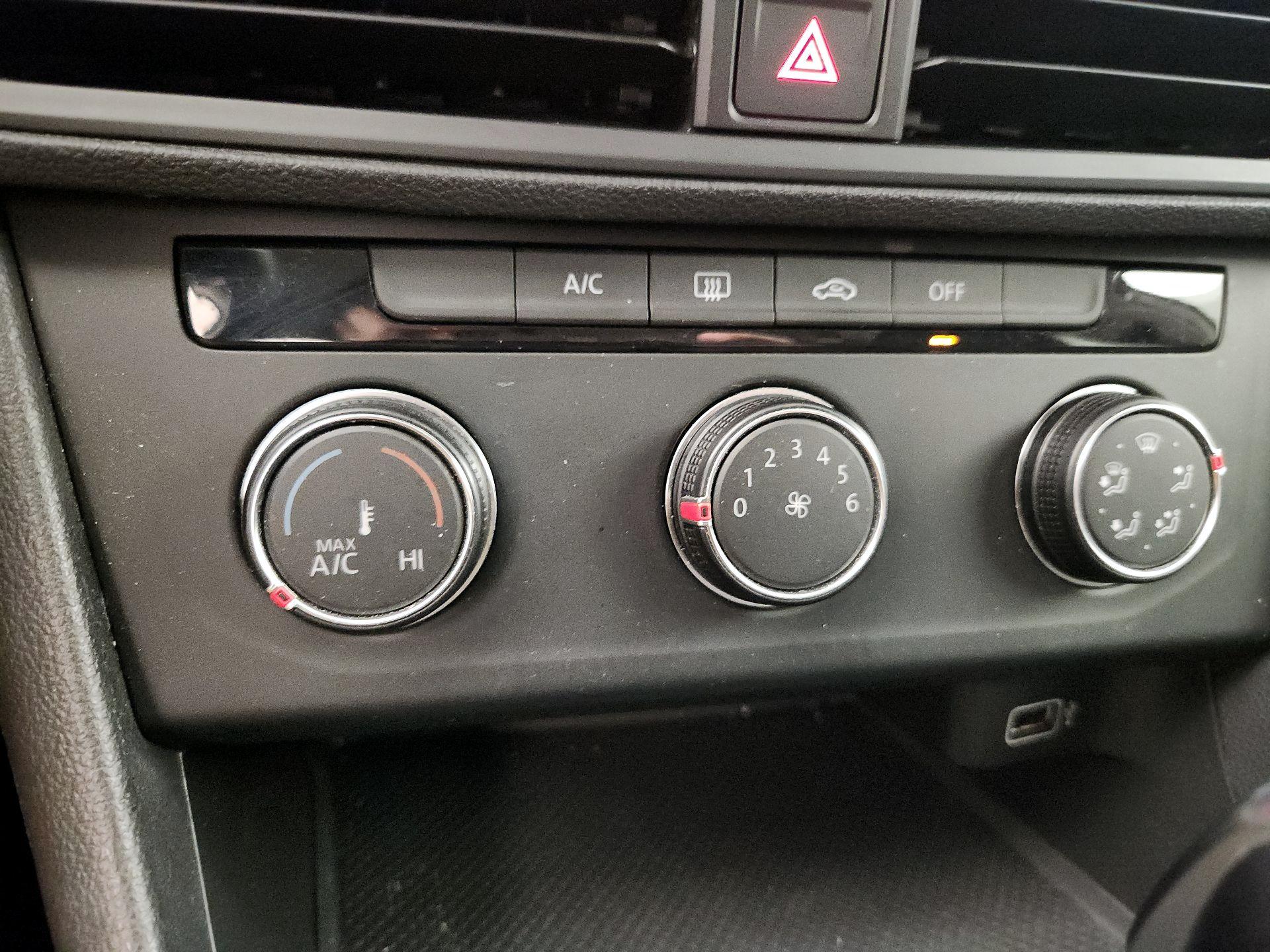 Thumbnail: 2019 Volkswagen Jetta - 16