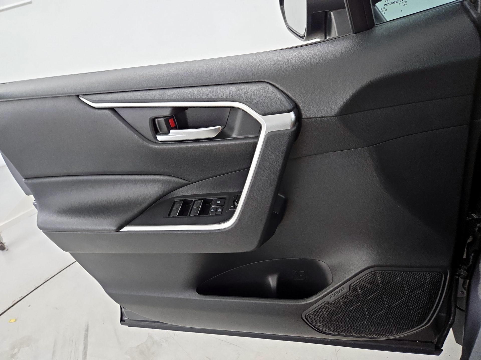 Thumbnail: 2022 Toyota RAV4 - 12