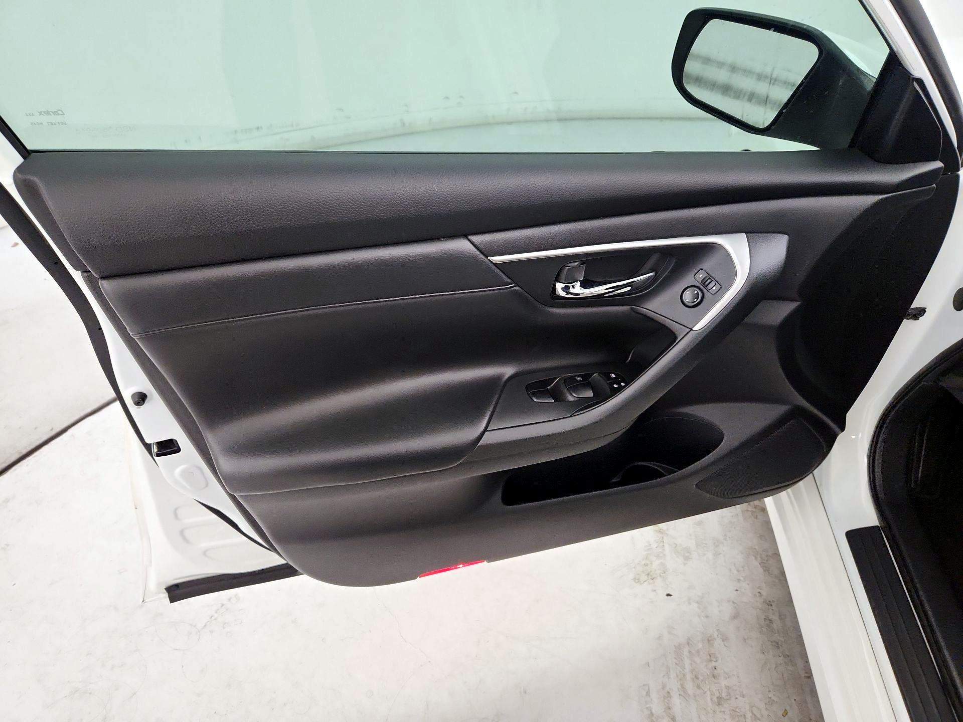 Thumbnail: 2015 Nissan Altima - 12