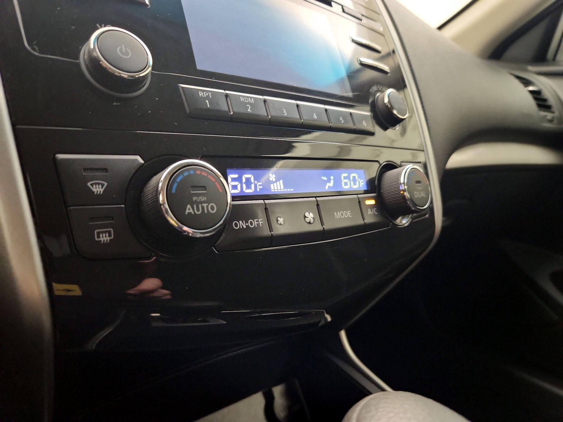 Thumbnail: 2015 Nissan Altima - 16
