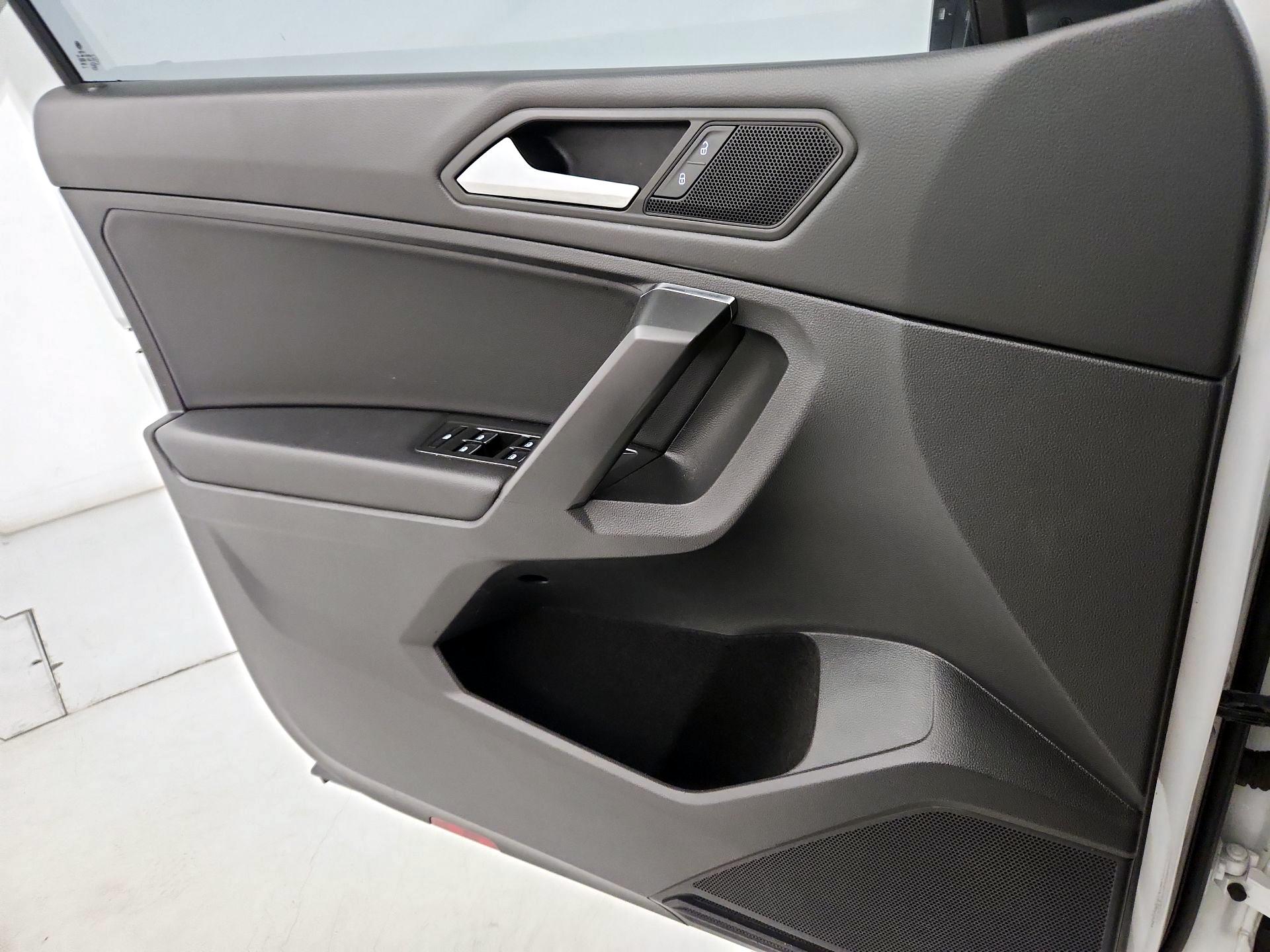 Thumbnail: 2021 Volkswagen Tiguan - 12