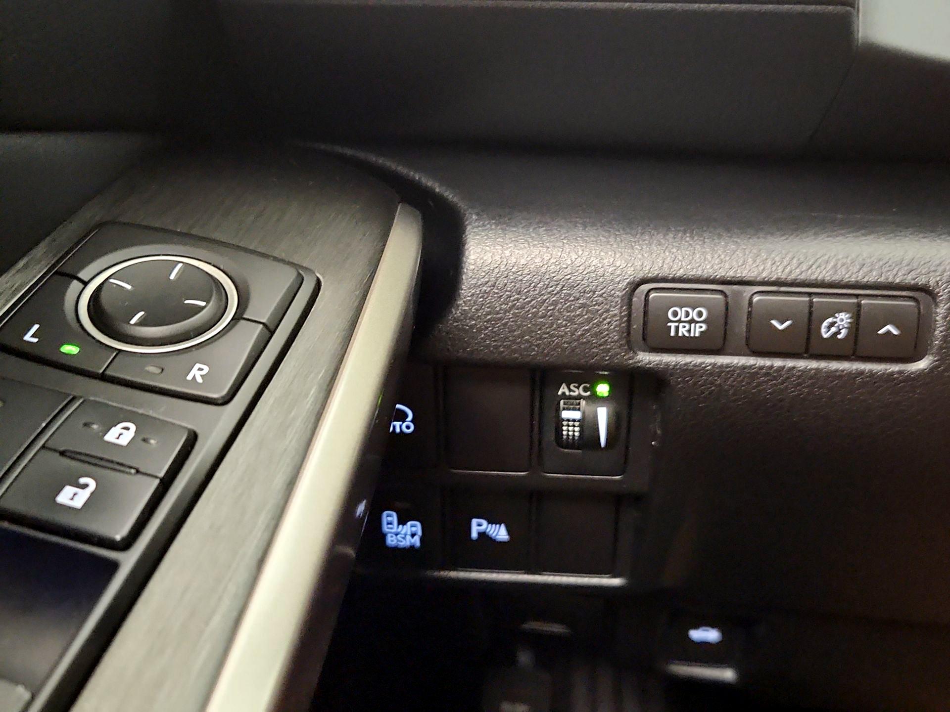 Thumbnail: 2020 Lexus IS - 13