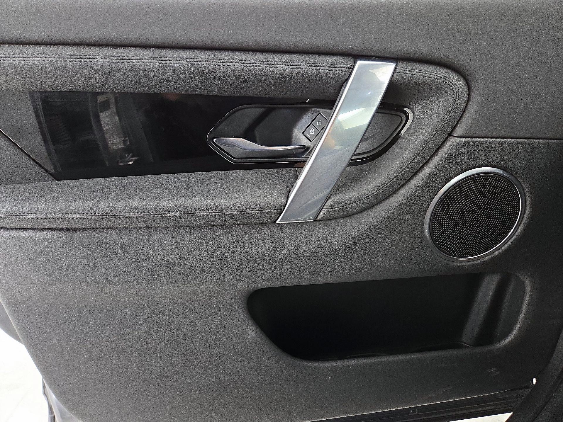 Thumbnail: 2021 Land Rover Discovery Sport - 12