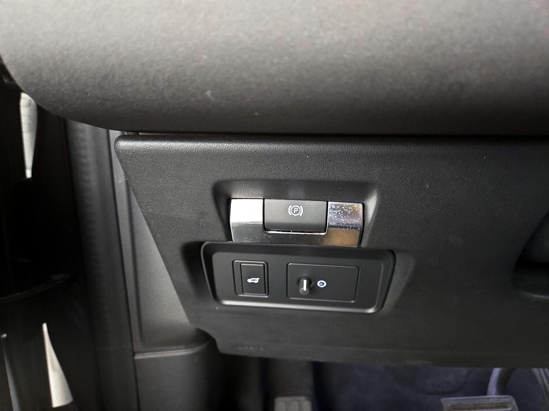 Thumbnail: 2021 Land Rover Discovery Sport - 13