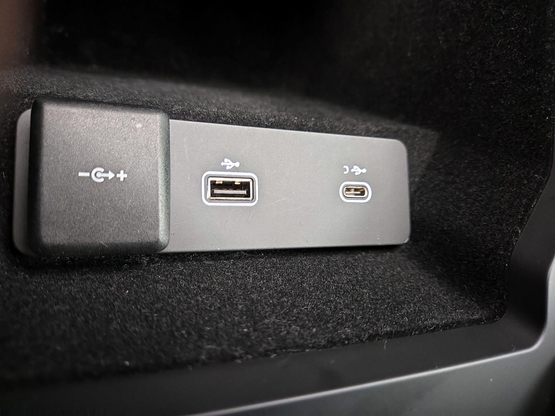 Thumbnail: 2021 Land Rover Discovery Sport - 19