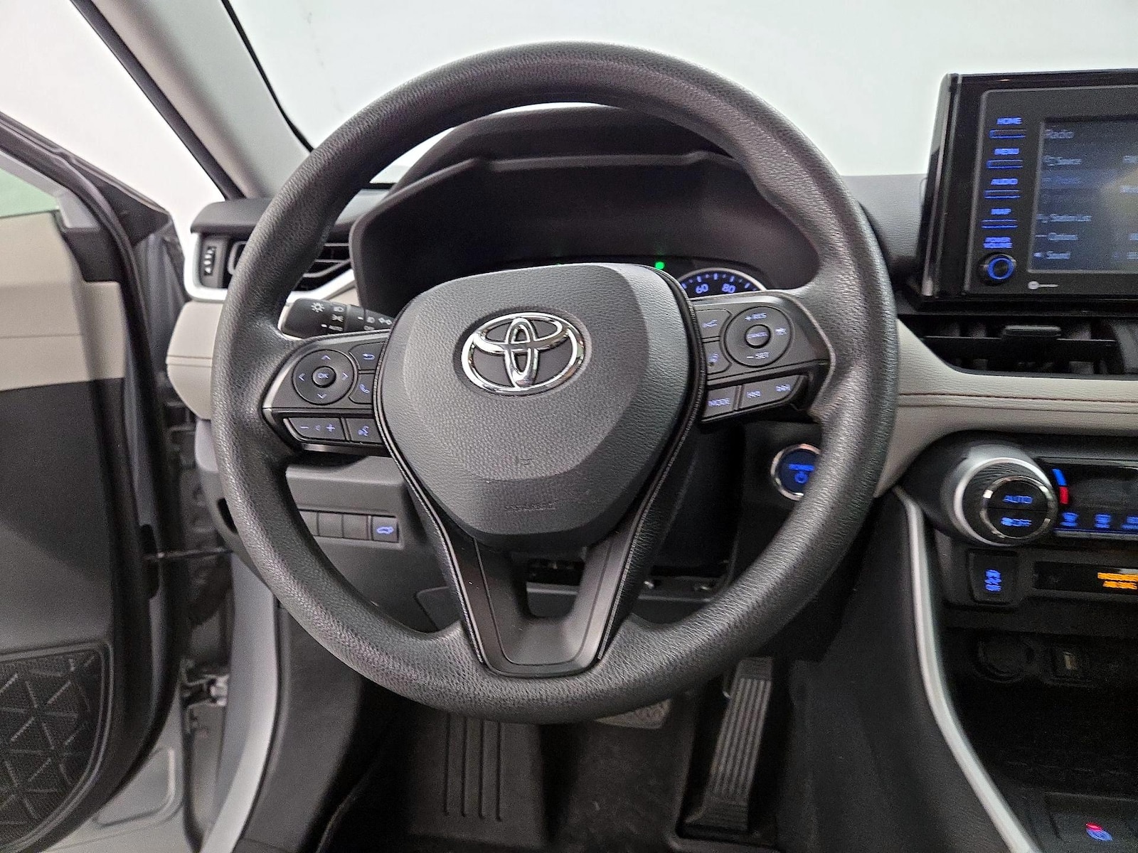 2021 Toyota RAV4 XLE - Photo 11