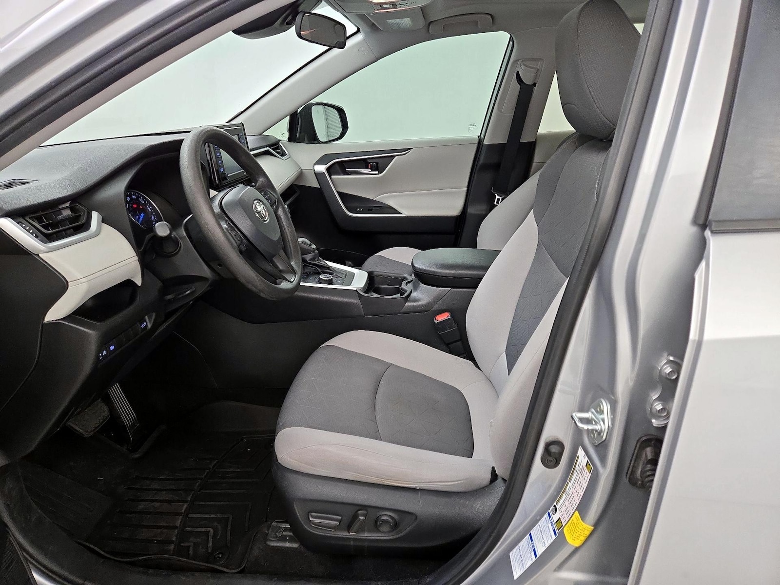 2021 Toyota RAV4 XLE - Photo 12