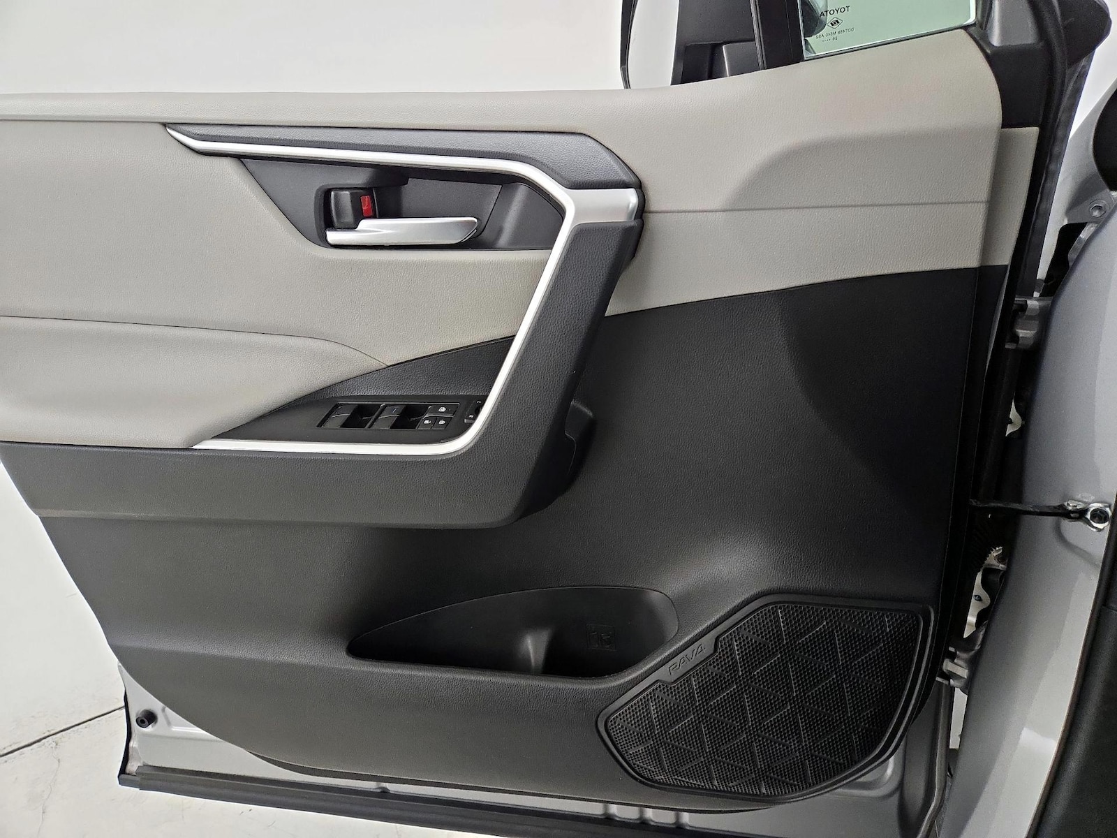 2021 Toyota RAV4 XLE - Photo 13