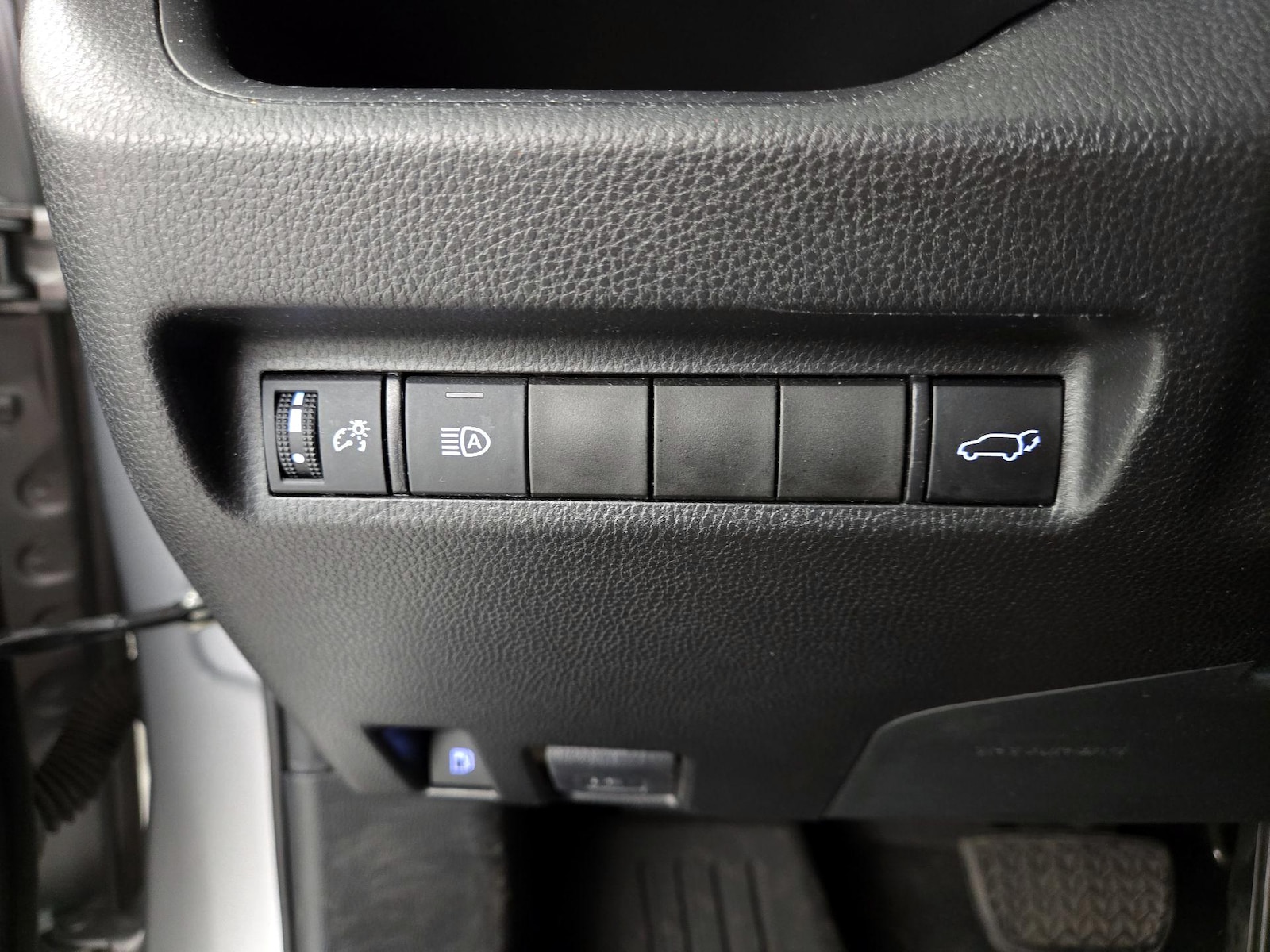 2021 Toyota RAV4 XLE - Photo 14