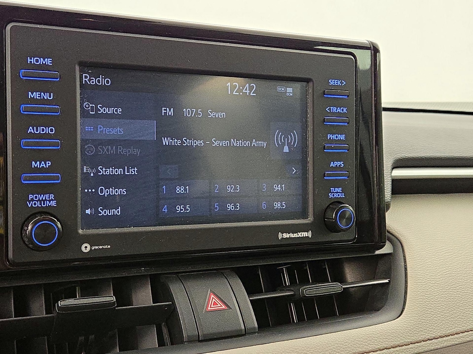 2021 Toyota RAV4 XLE - Photo 16