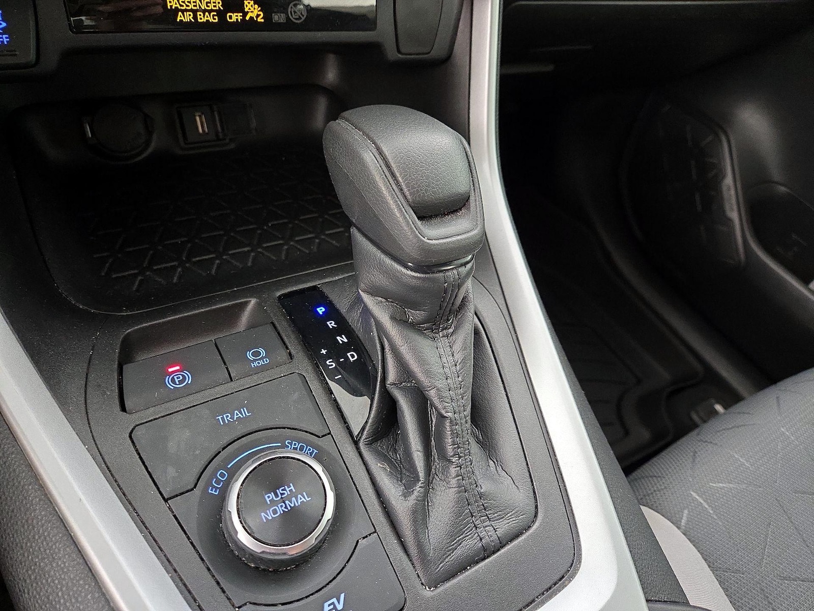 2021 Toyota RAV4 XLE - Photo 18