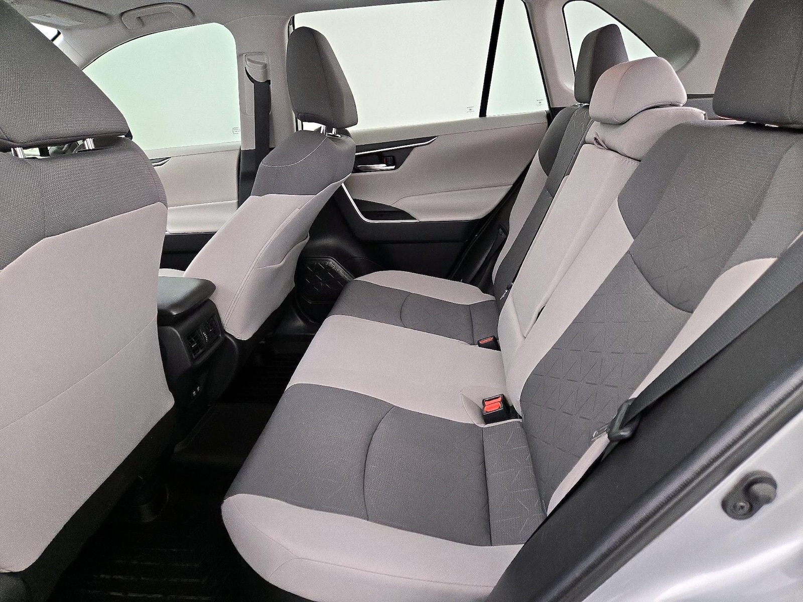 2021 Toyota RAV4 XLE - Photo 21