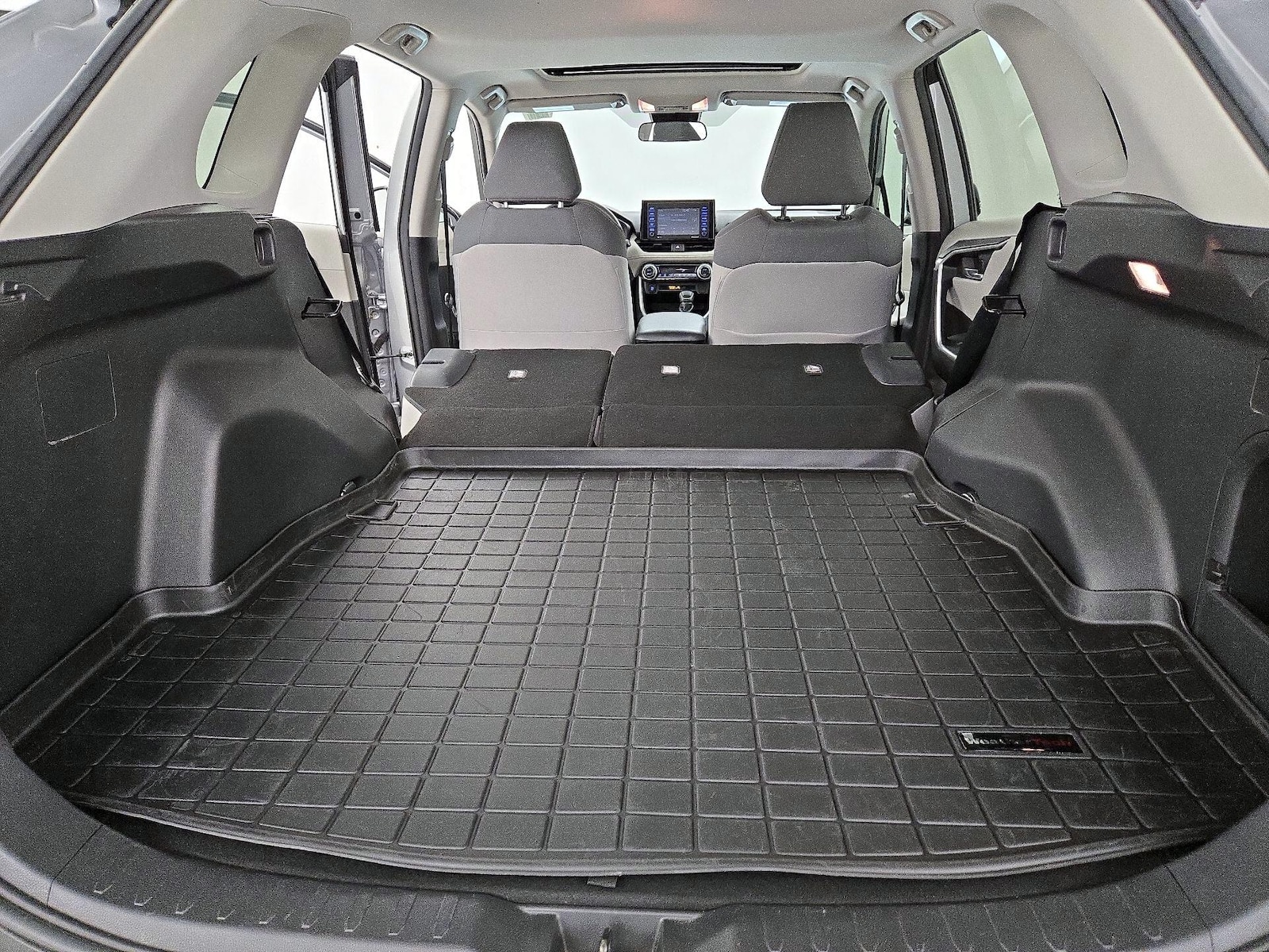 2021 Toyota RAV4 XLE - Photo 23