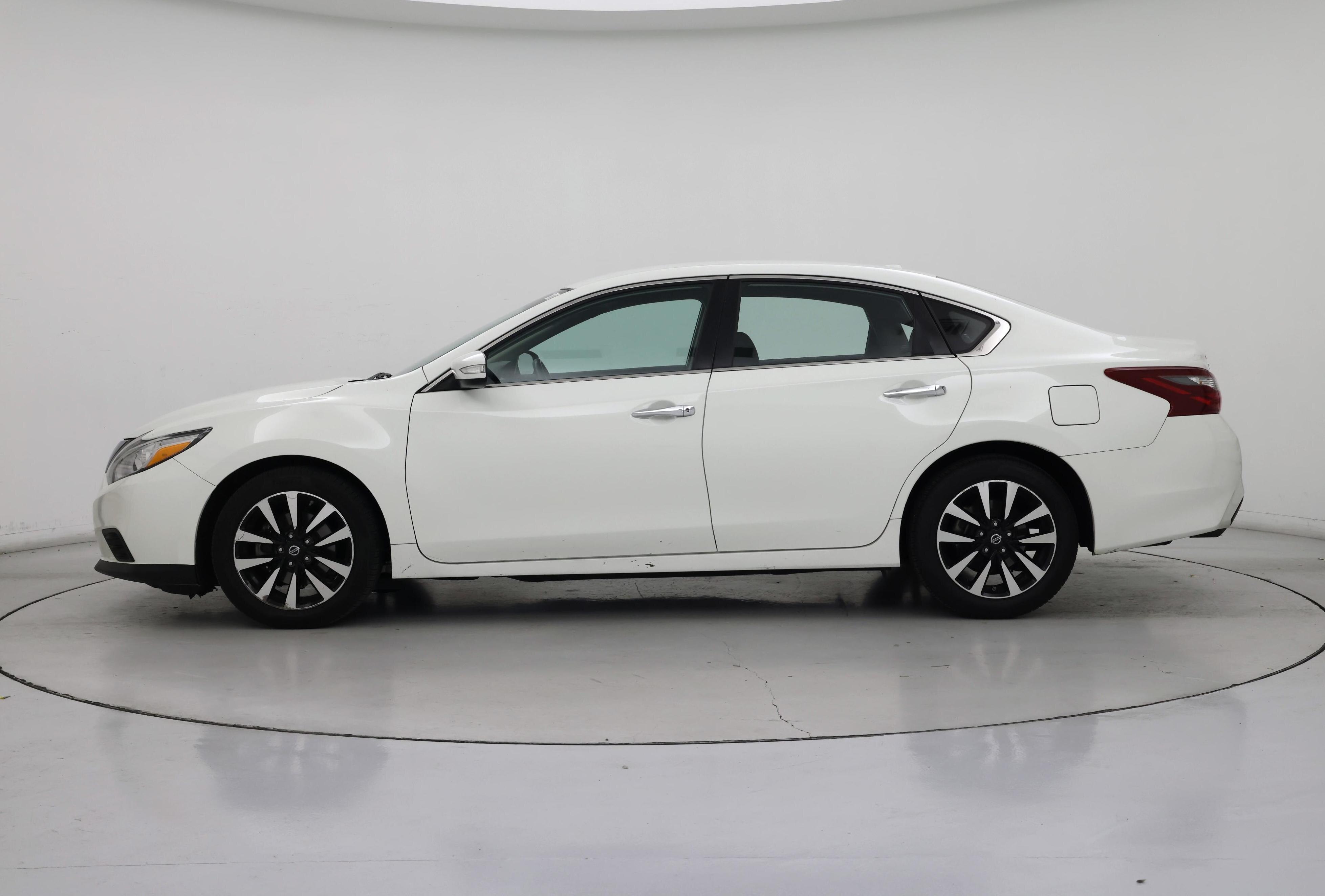 Thumbnail: 2018 Nissan Altima - 3