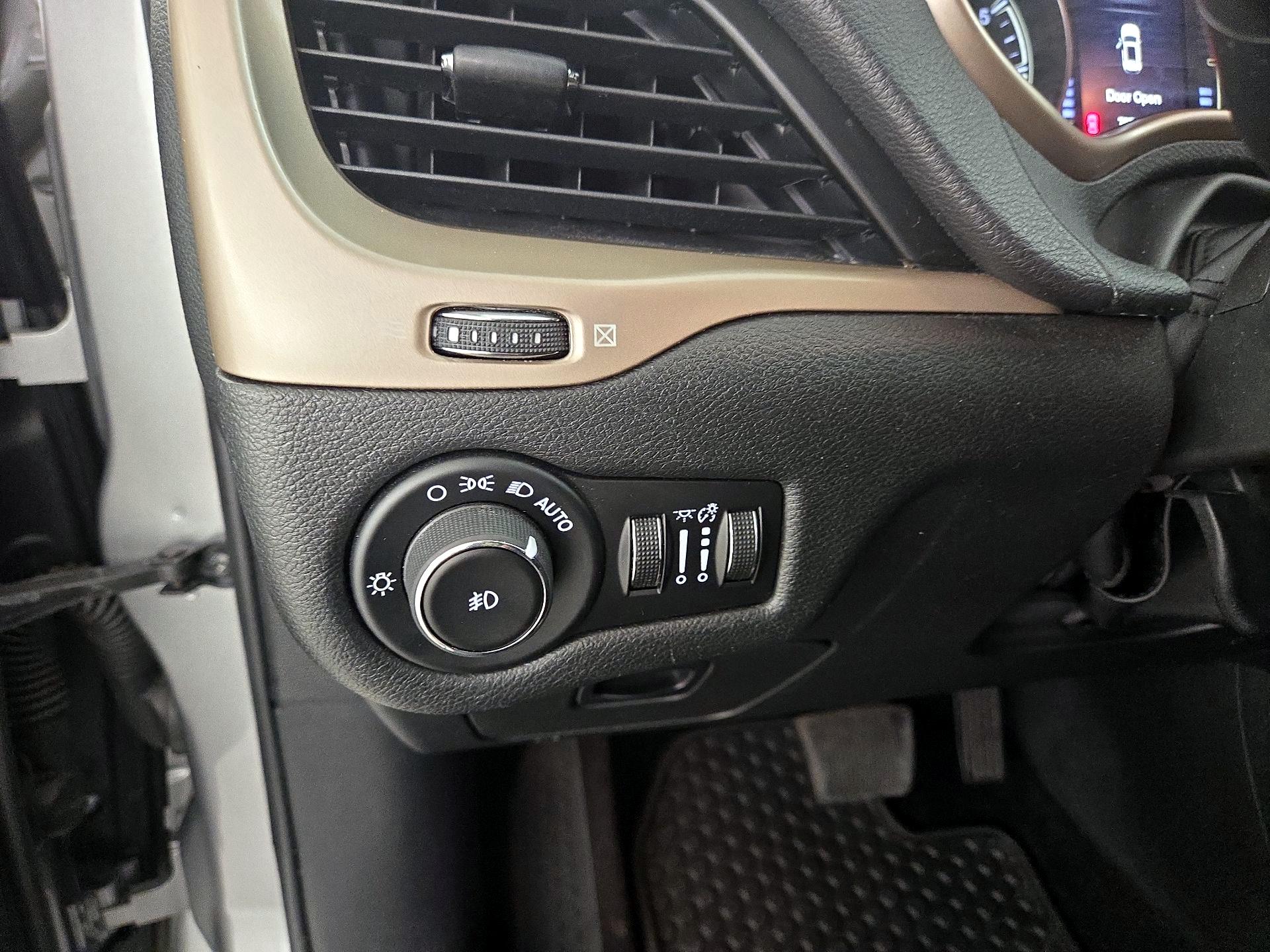 Thumbnail: 2015 Jeep Cherokee - 13