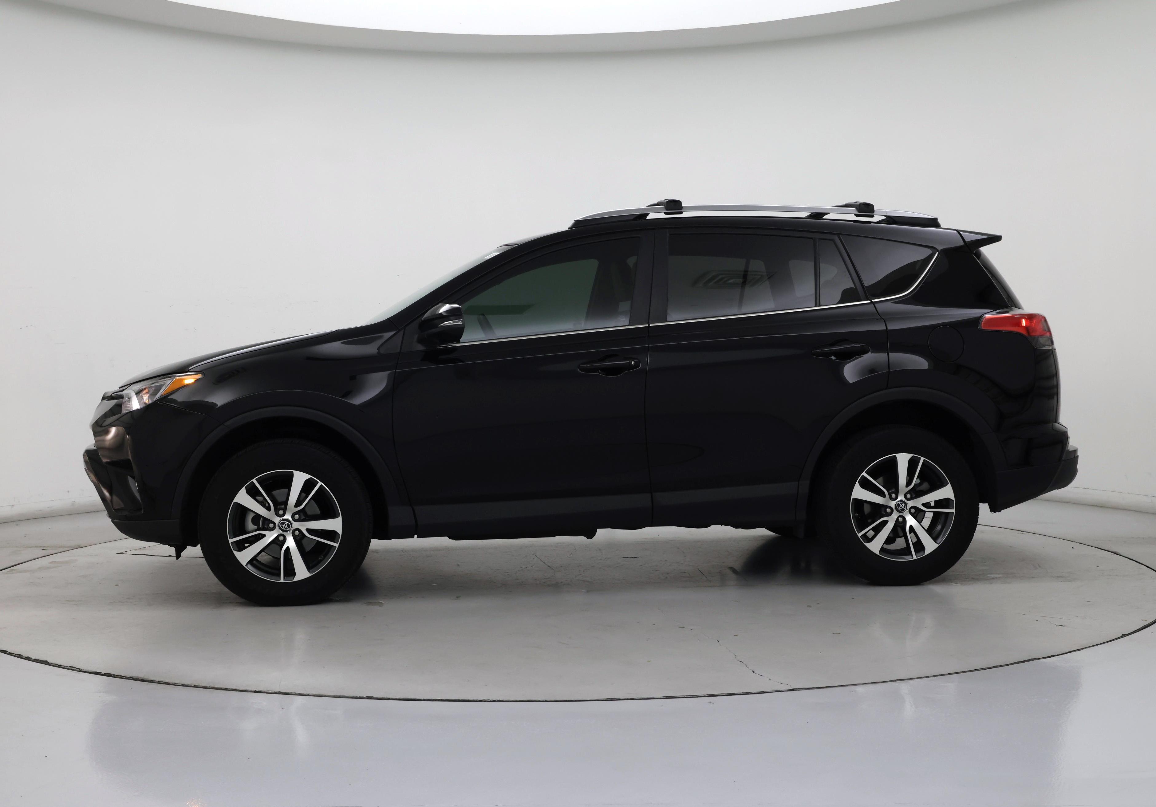 Thumbnail: 2018 Toyota RAV4 - 3