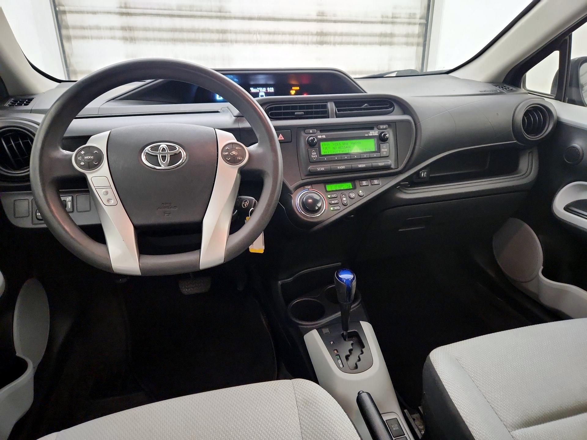 Thumbnail: 2014 Toyota Prius c - 9