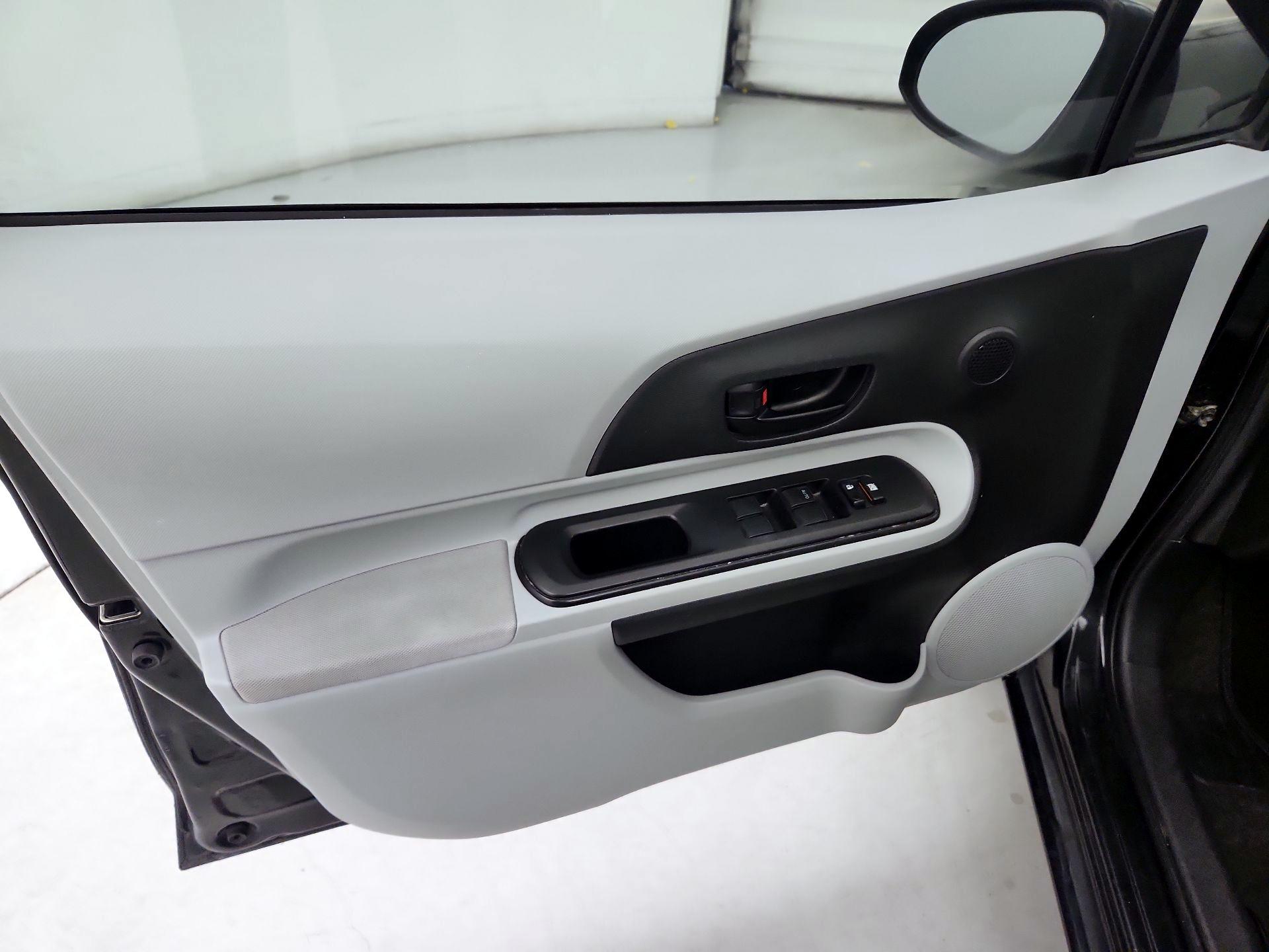 Thumbnail: 2014 Toyota Prius c - 12