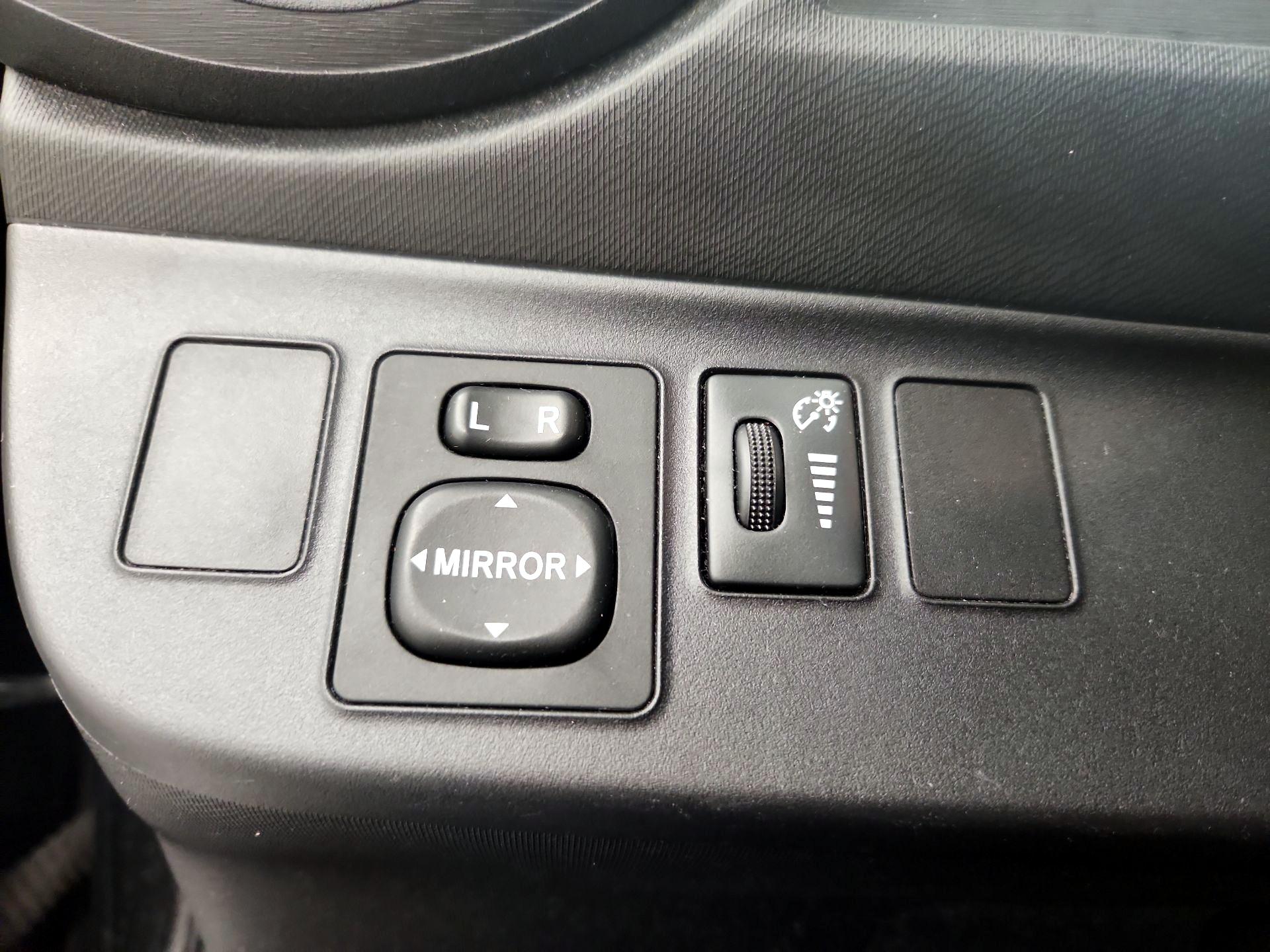 Thumbnail: 2014 Toyota Prius c - 13