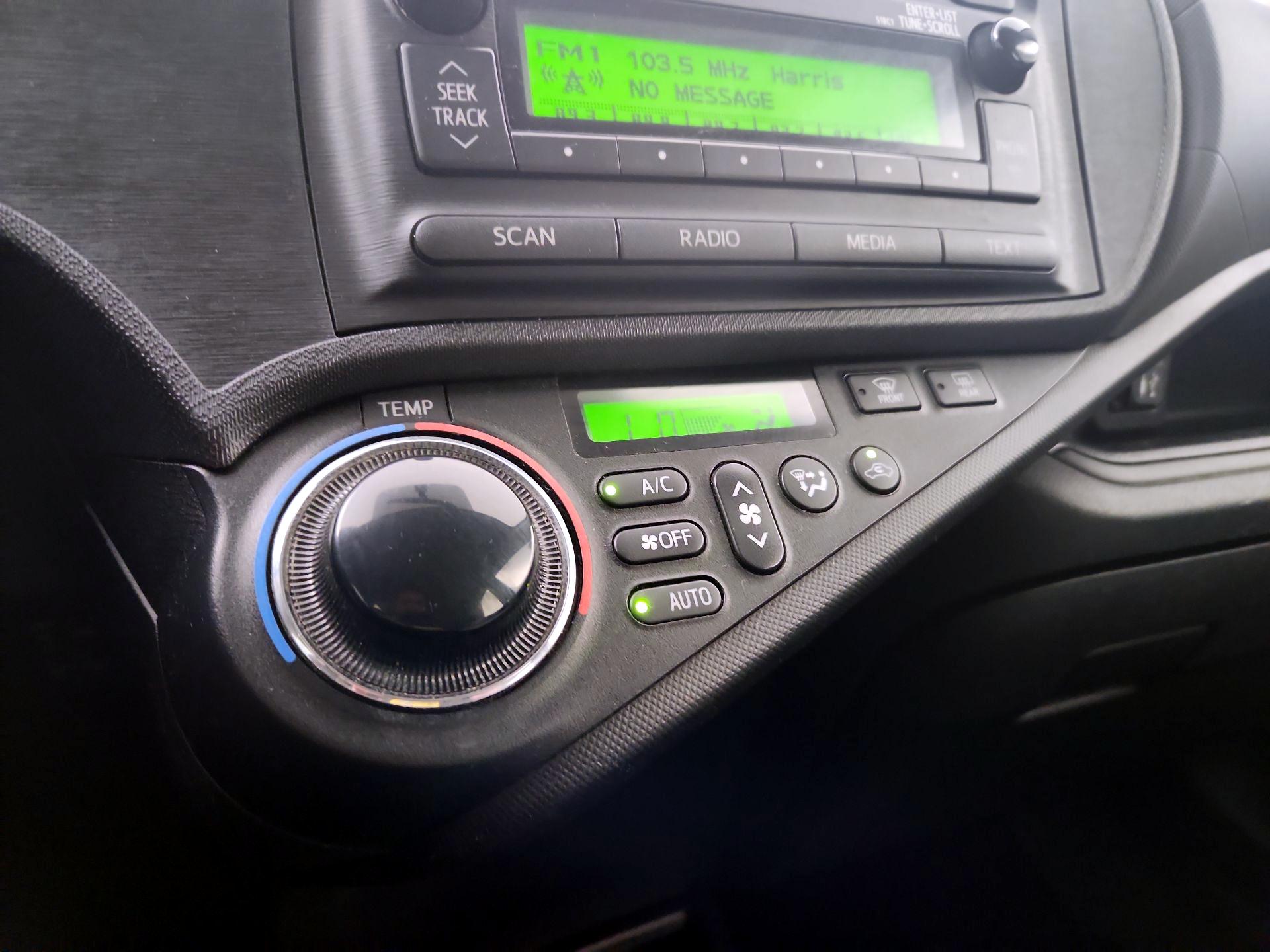 Thumbnail: 2014 Toyota Prius c - 15