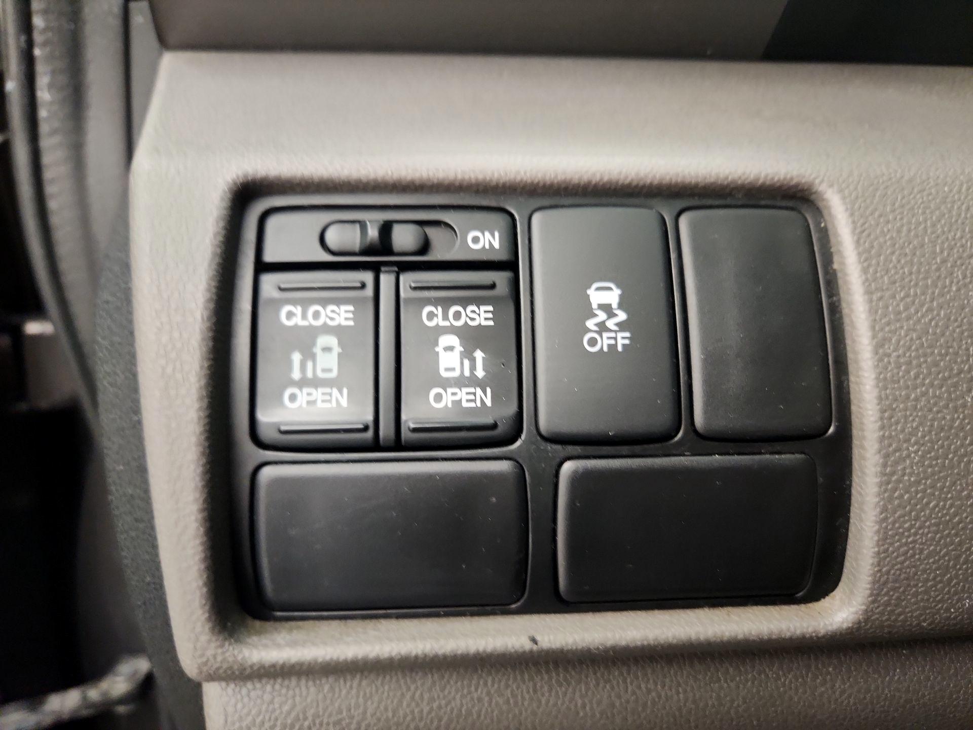 Thumbnail: 2015 Honda Odyssey - 13