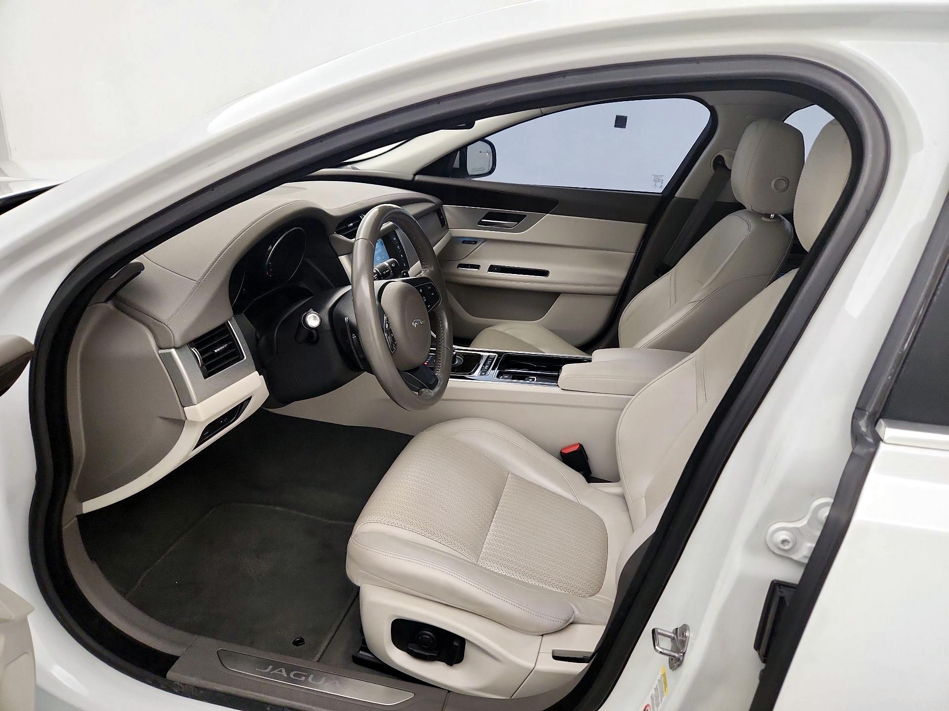 Thumbnail: 2017 Jaguar XF - 11