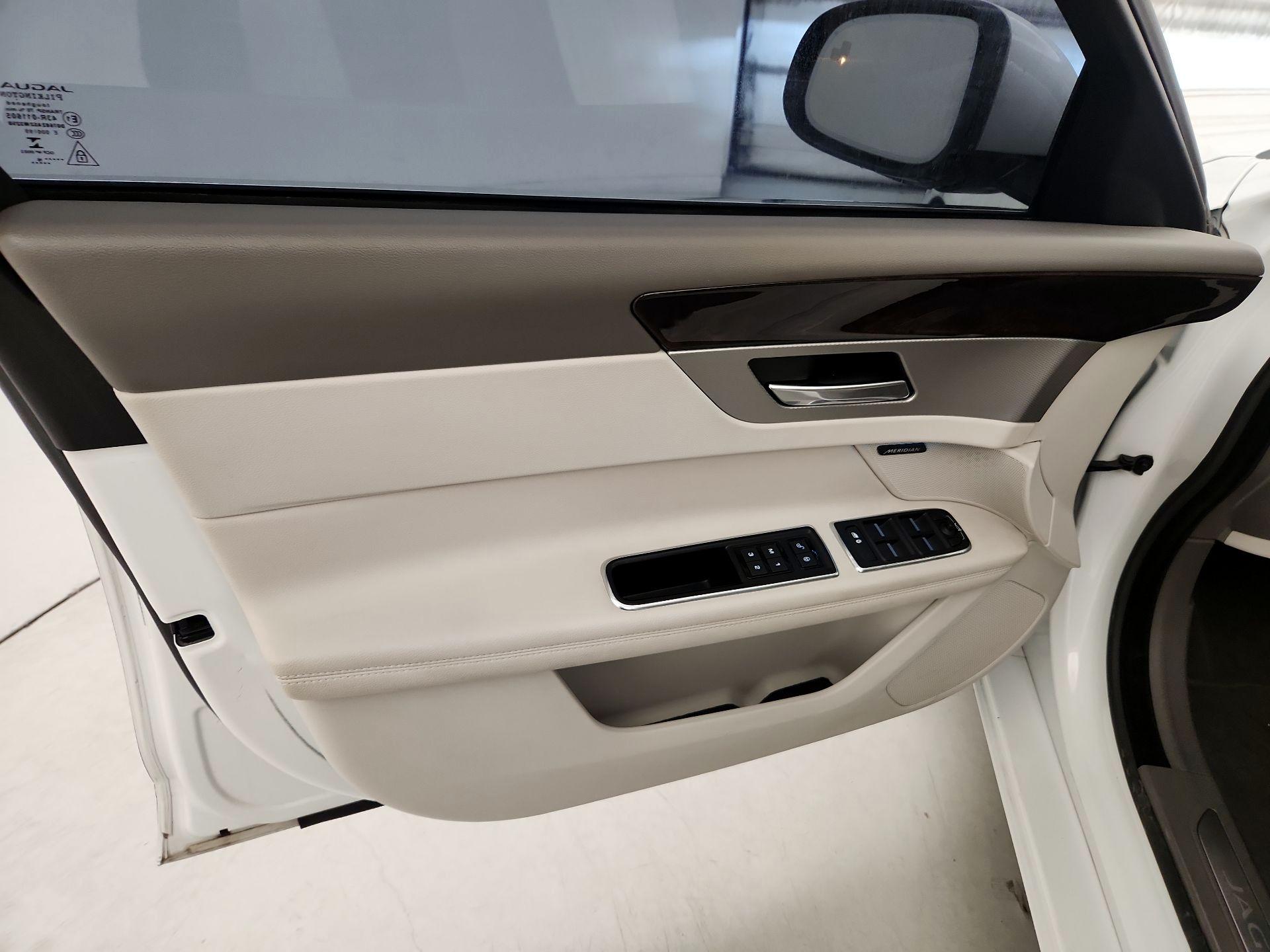 Thumbnail: 2017 Jaguar XF - 12